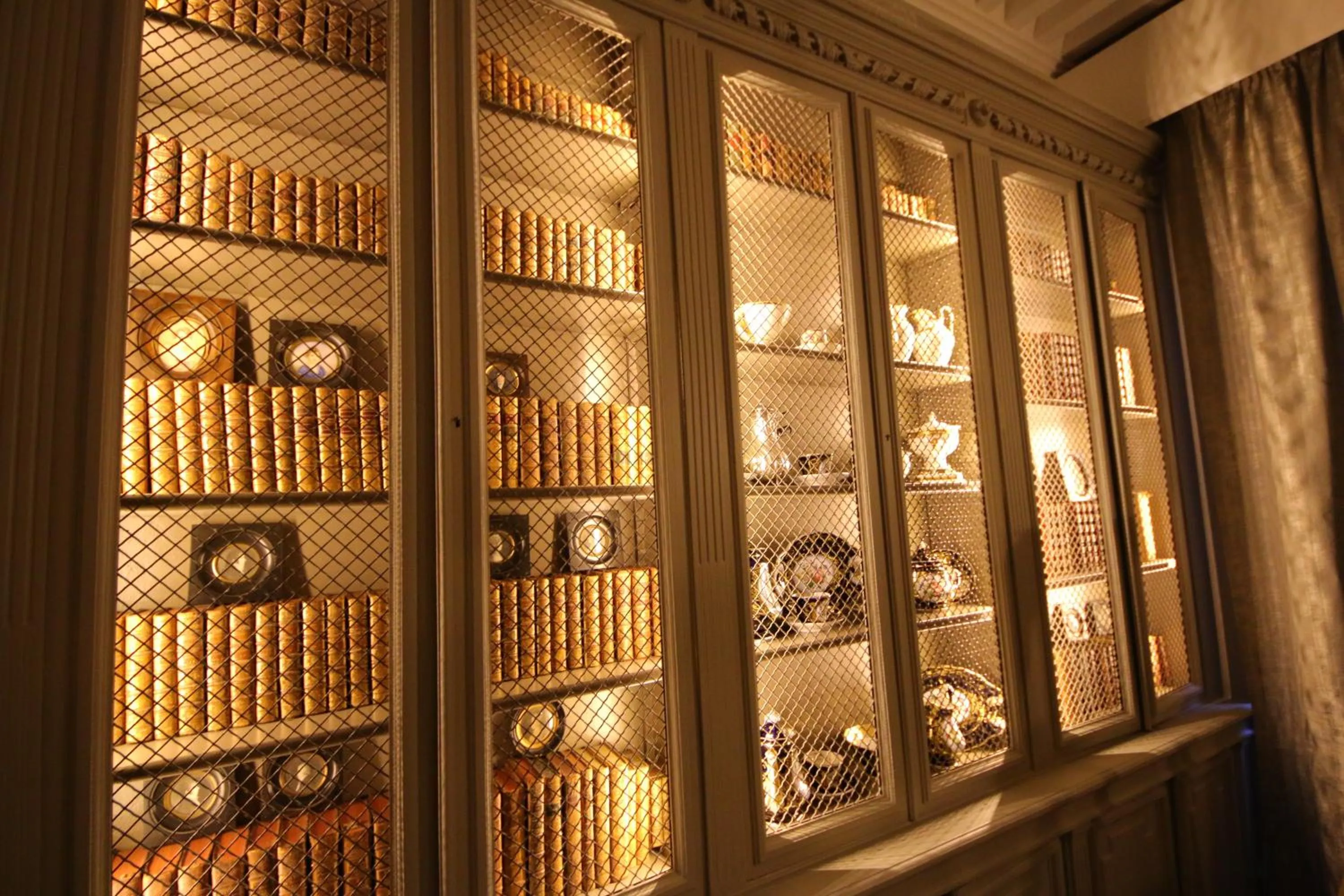 Library in Château Hôtel, Restaurant & Spa De La Commanderie