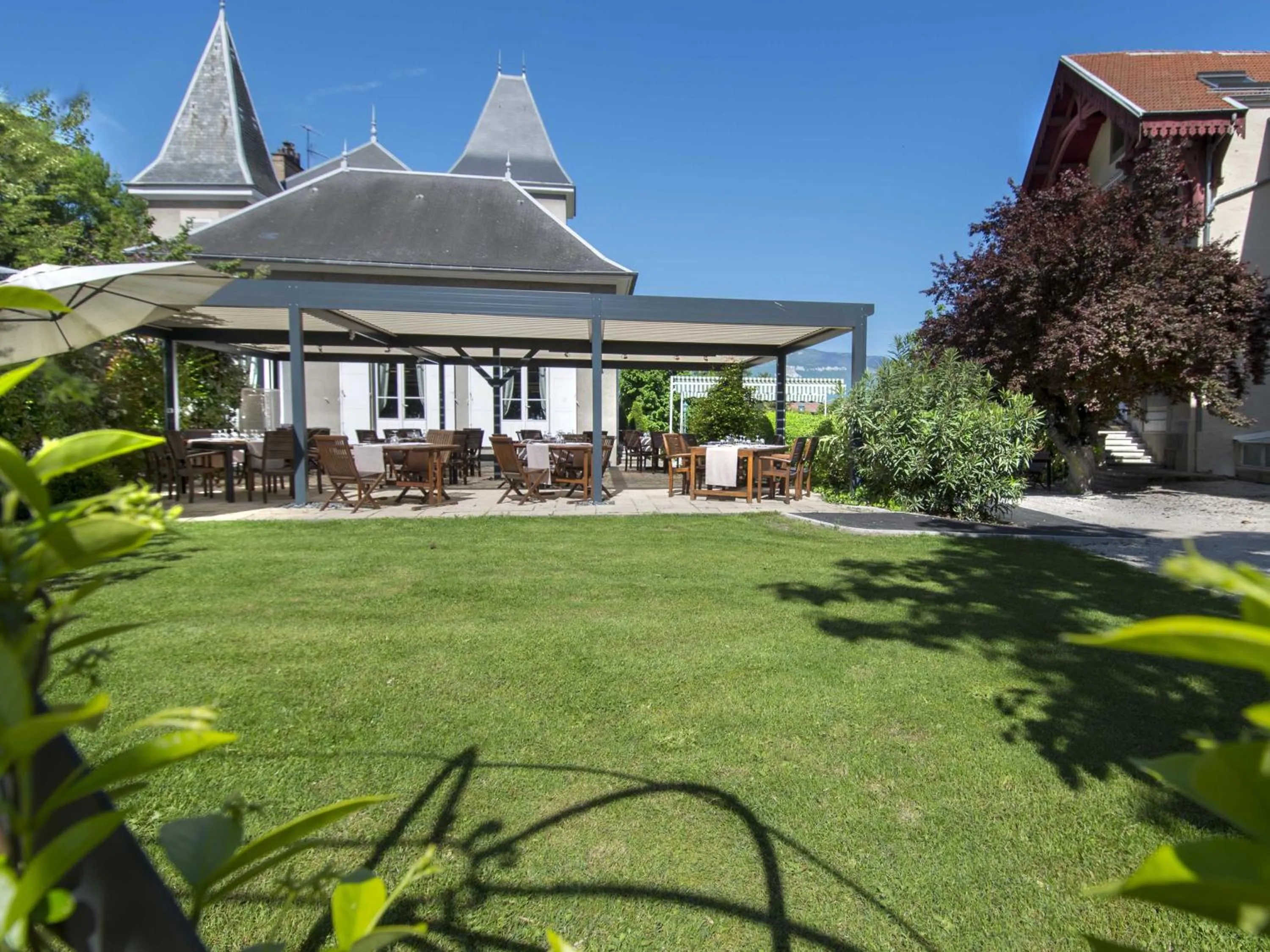 Patio in Château Hôtel, Restaurant & Spa De La Commanderie