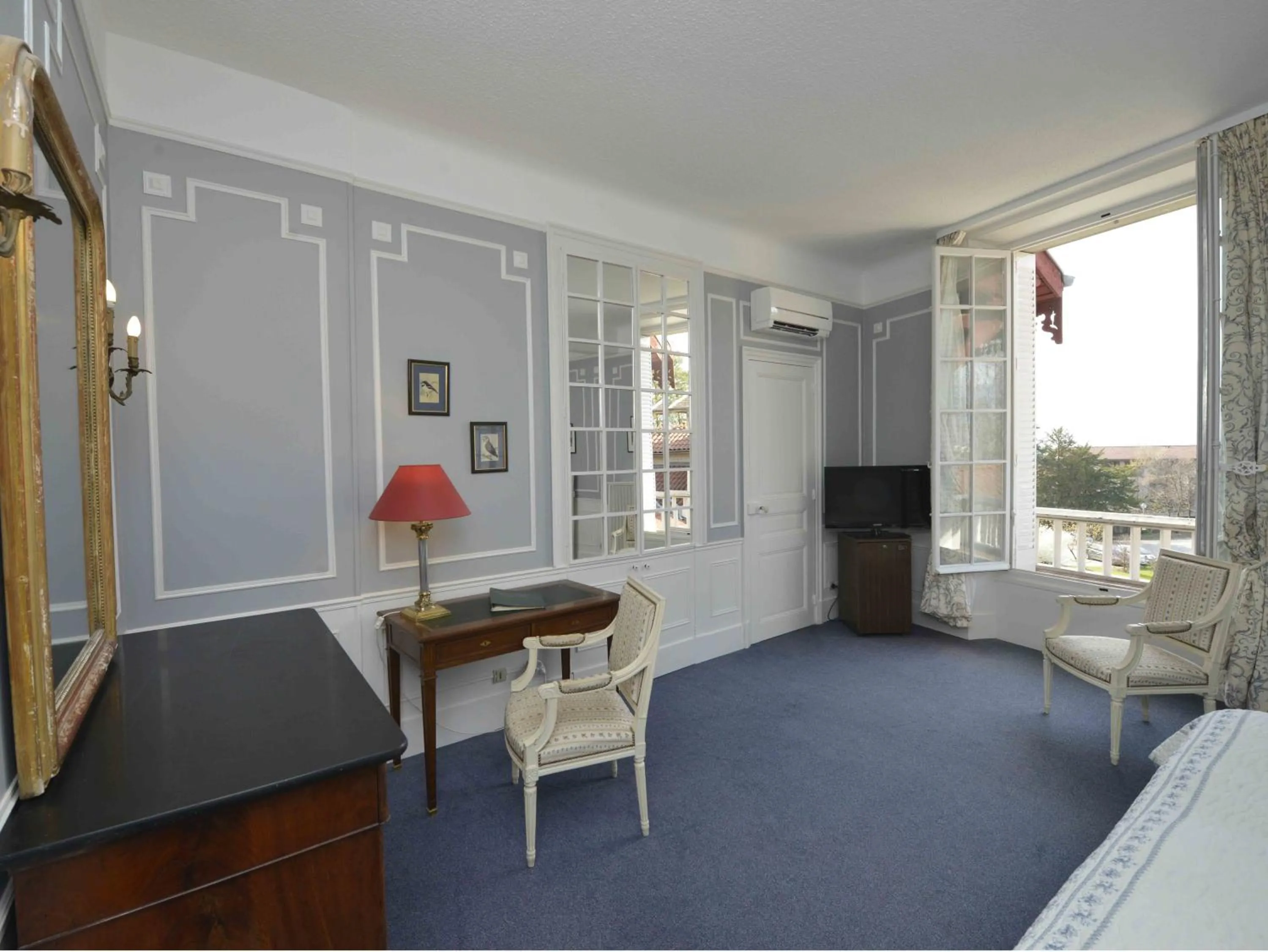 Photo of the whole room, Bed in Château Hôtel, Restaurant & Spa De La Commanderie