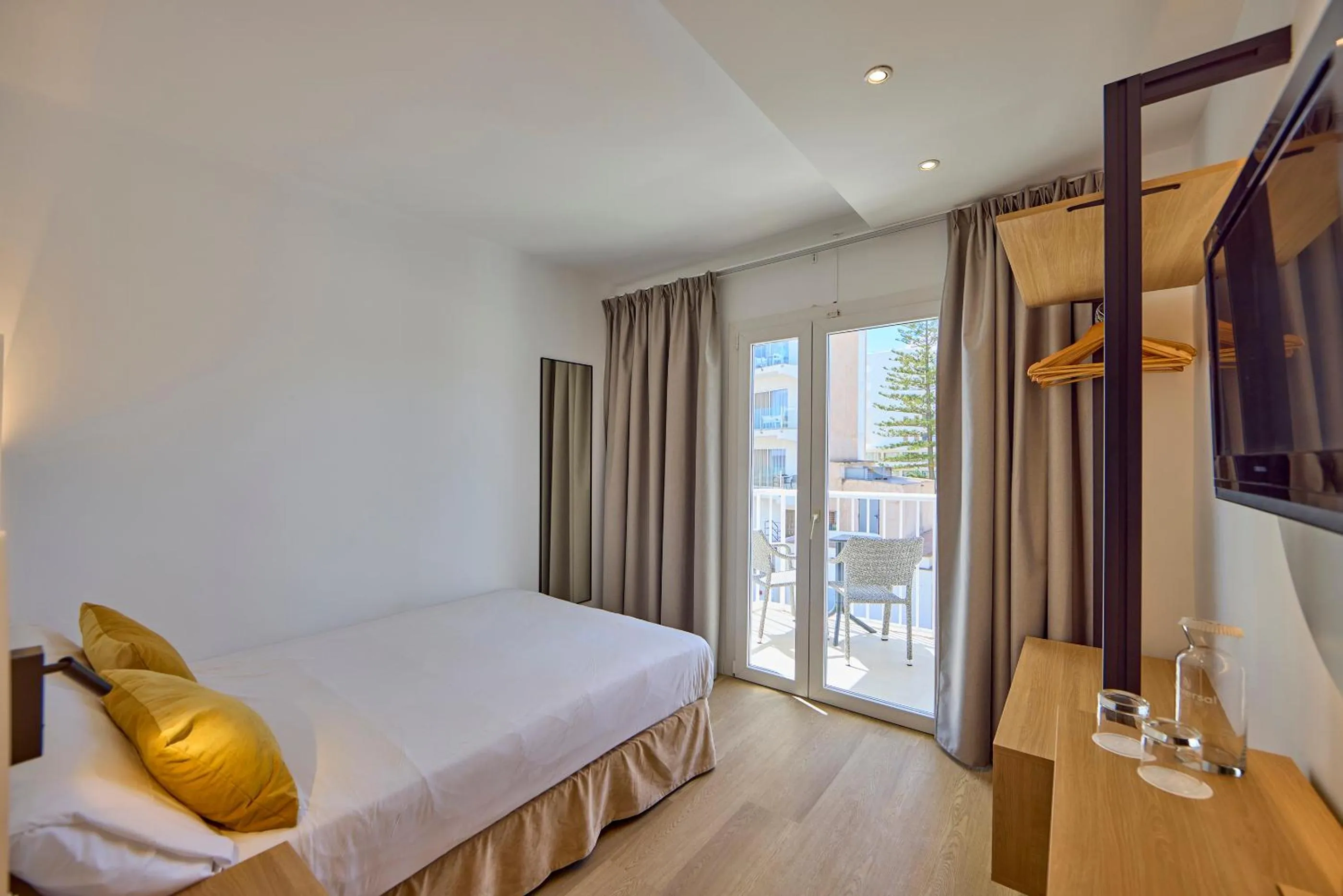 Photo of the whole room, Bed in Universal Hotel Bikini