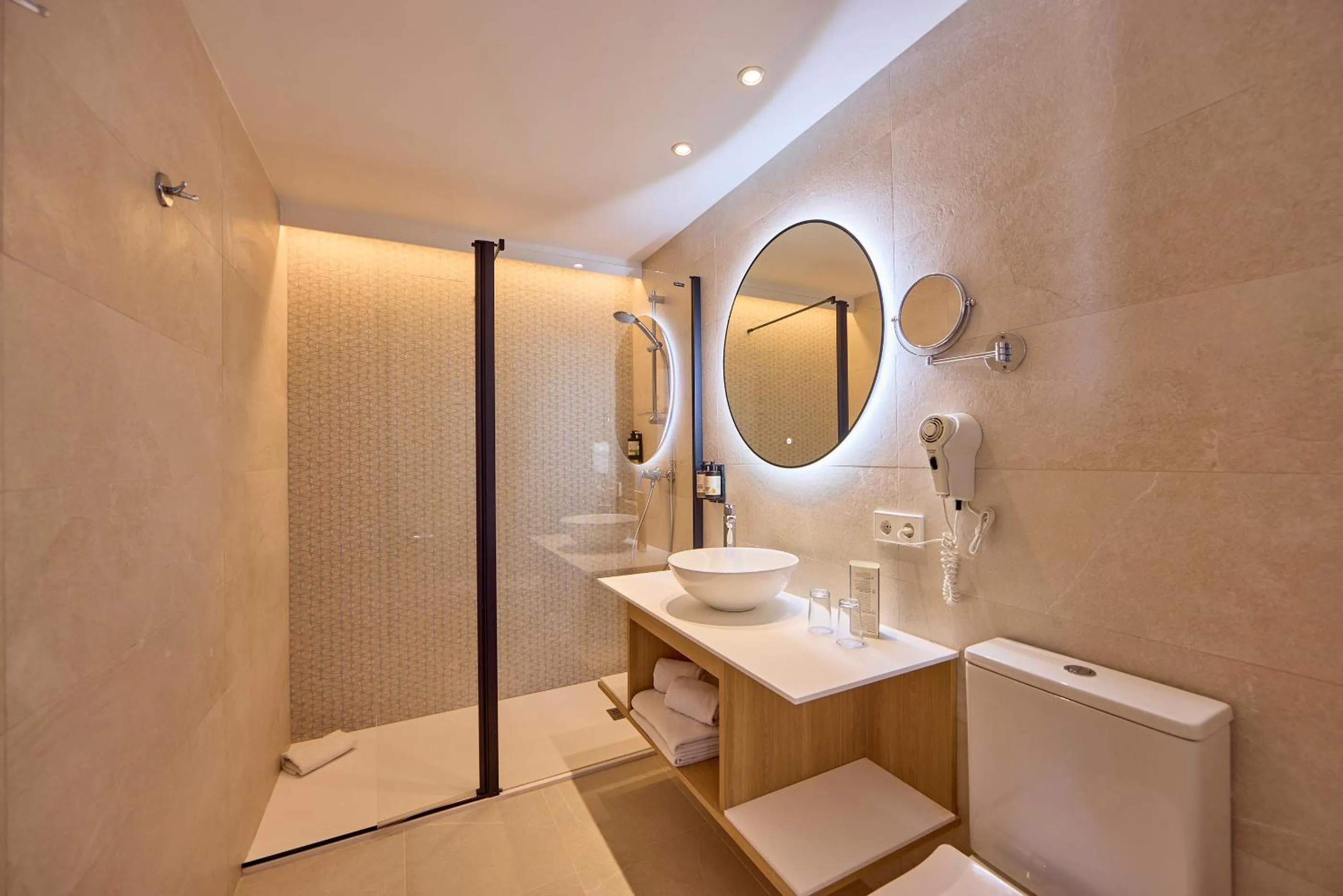 Shower in Universal Hotel Bikini