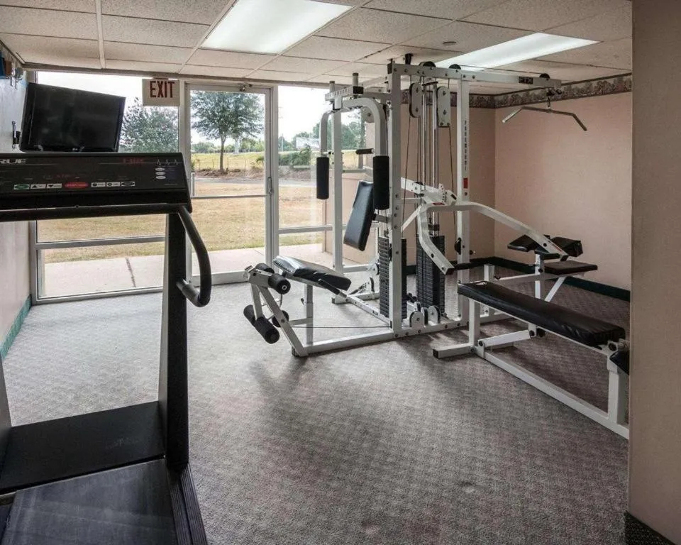 Fitness centre/facilities in Economy Inn & Suites