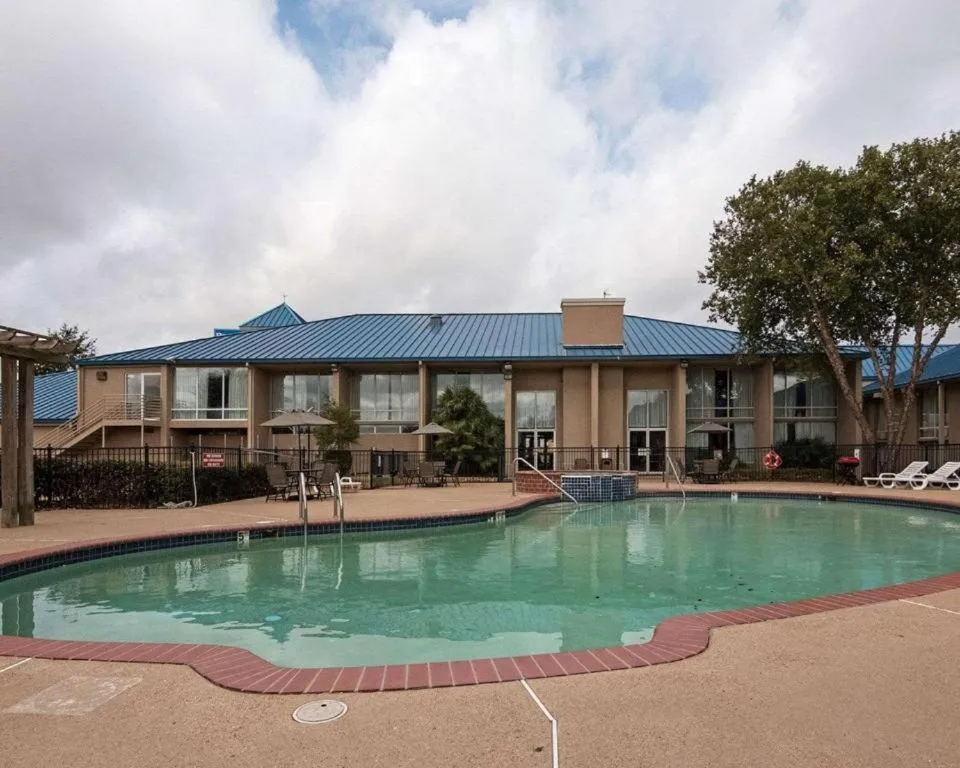Swimming pool in Economy Inn & Suites