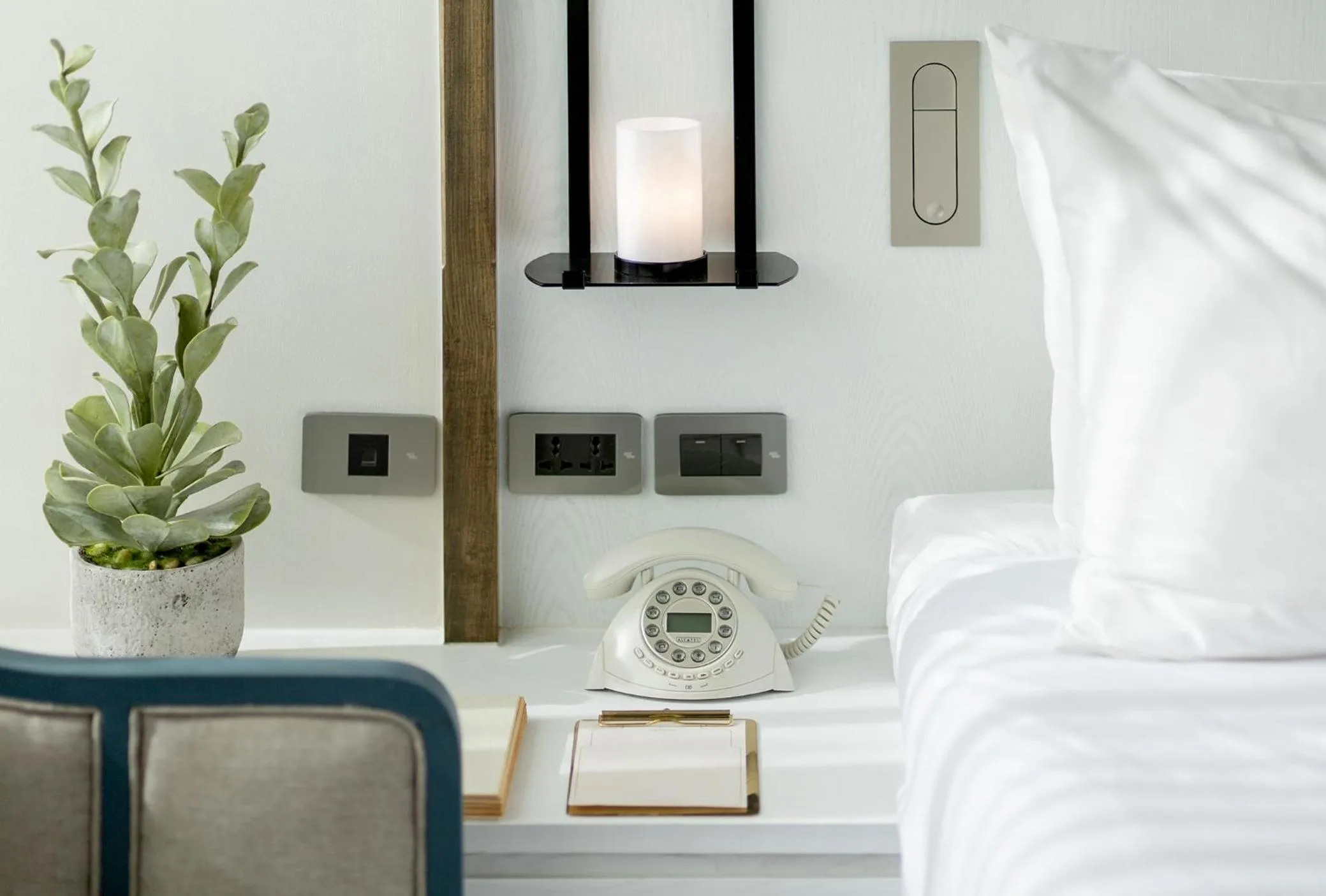 Living room, Bed in SYN Boutique Hotel