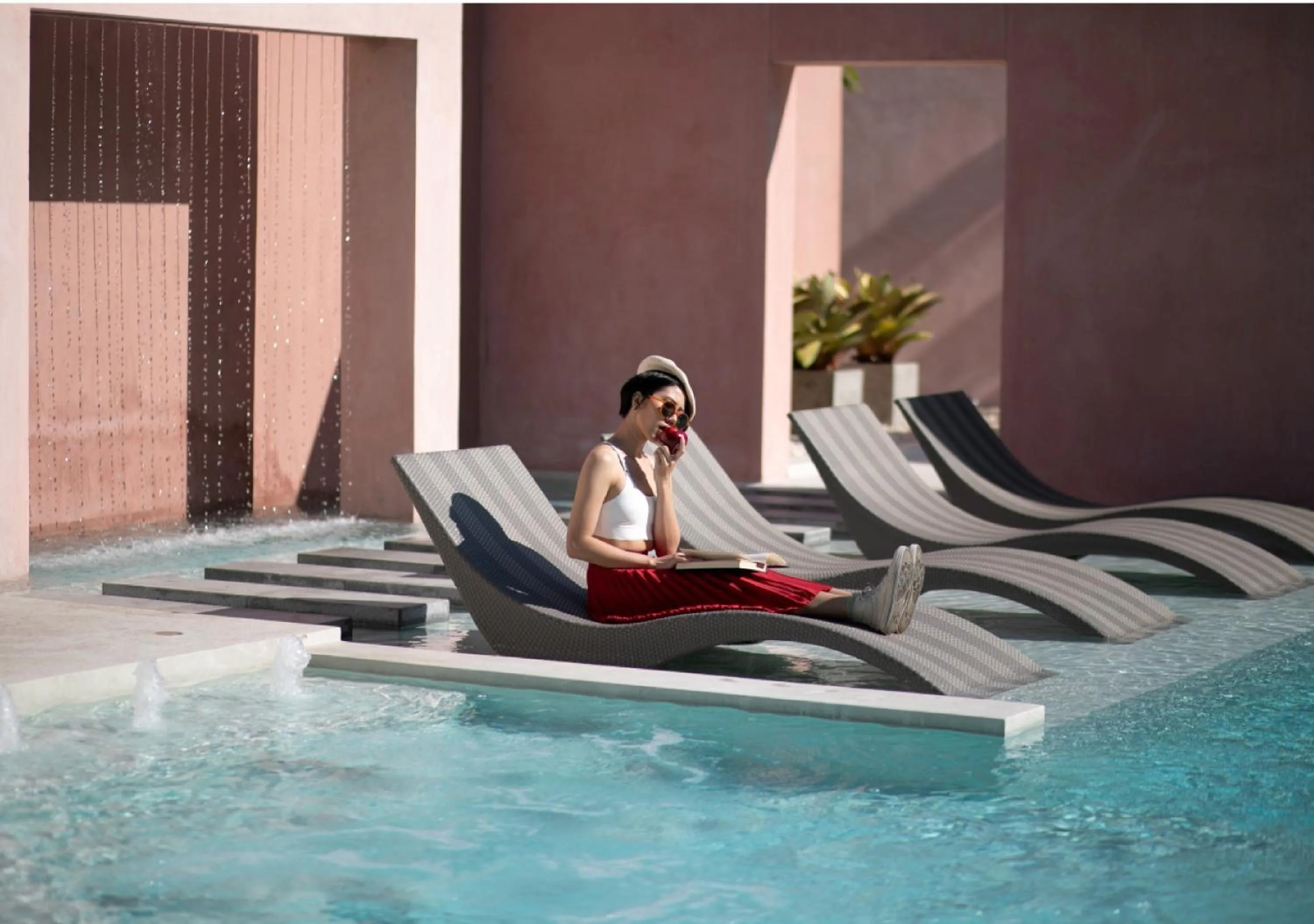 Swimming pool in SYN Boutique Hotel