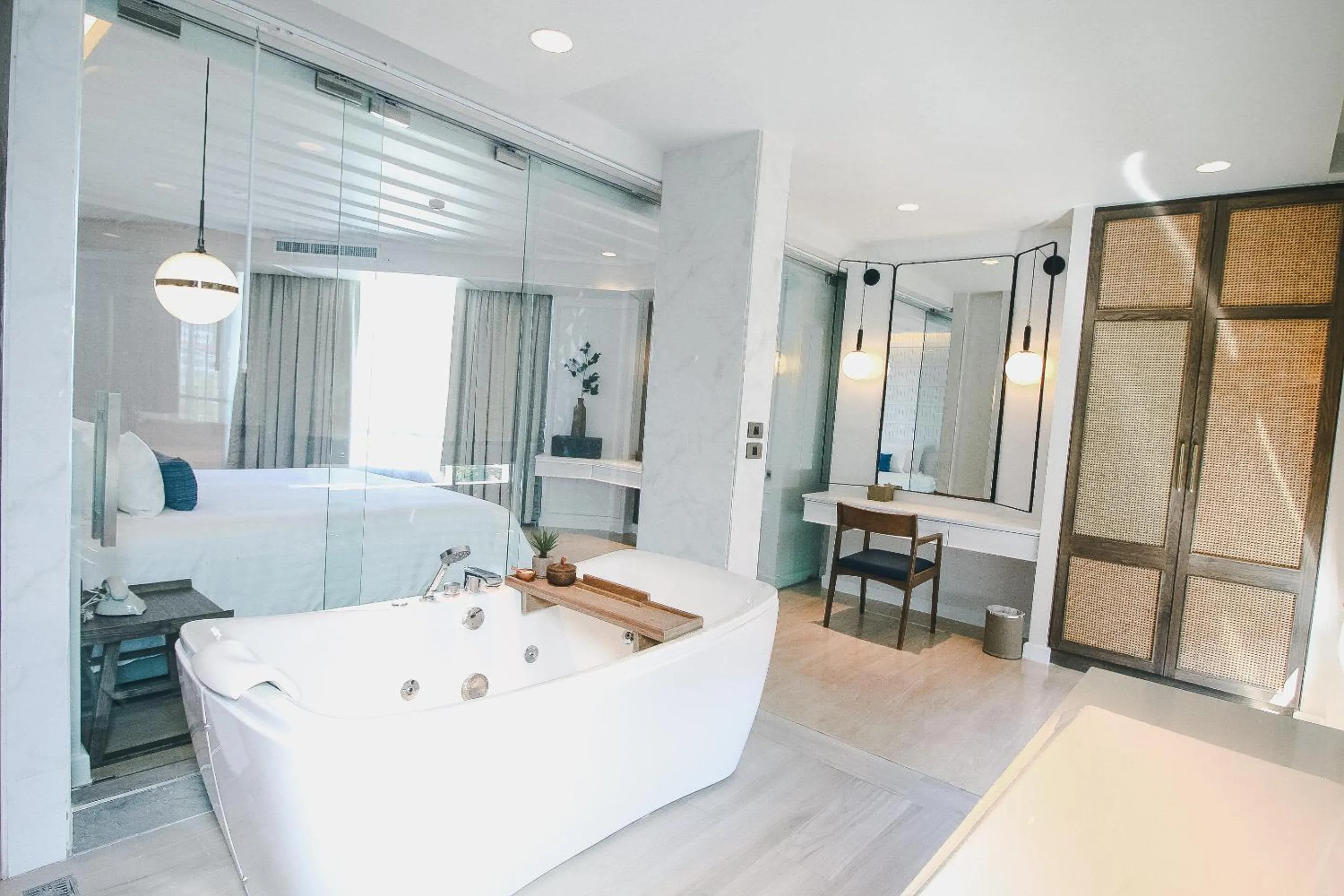 Hot Tub, Bed in SYN Boutique Hotel