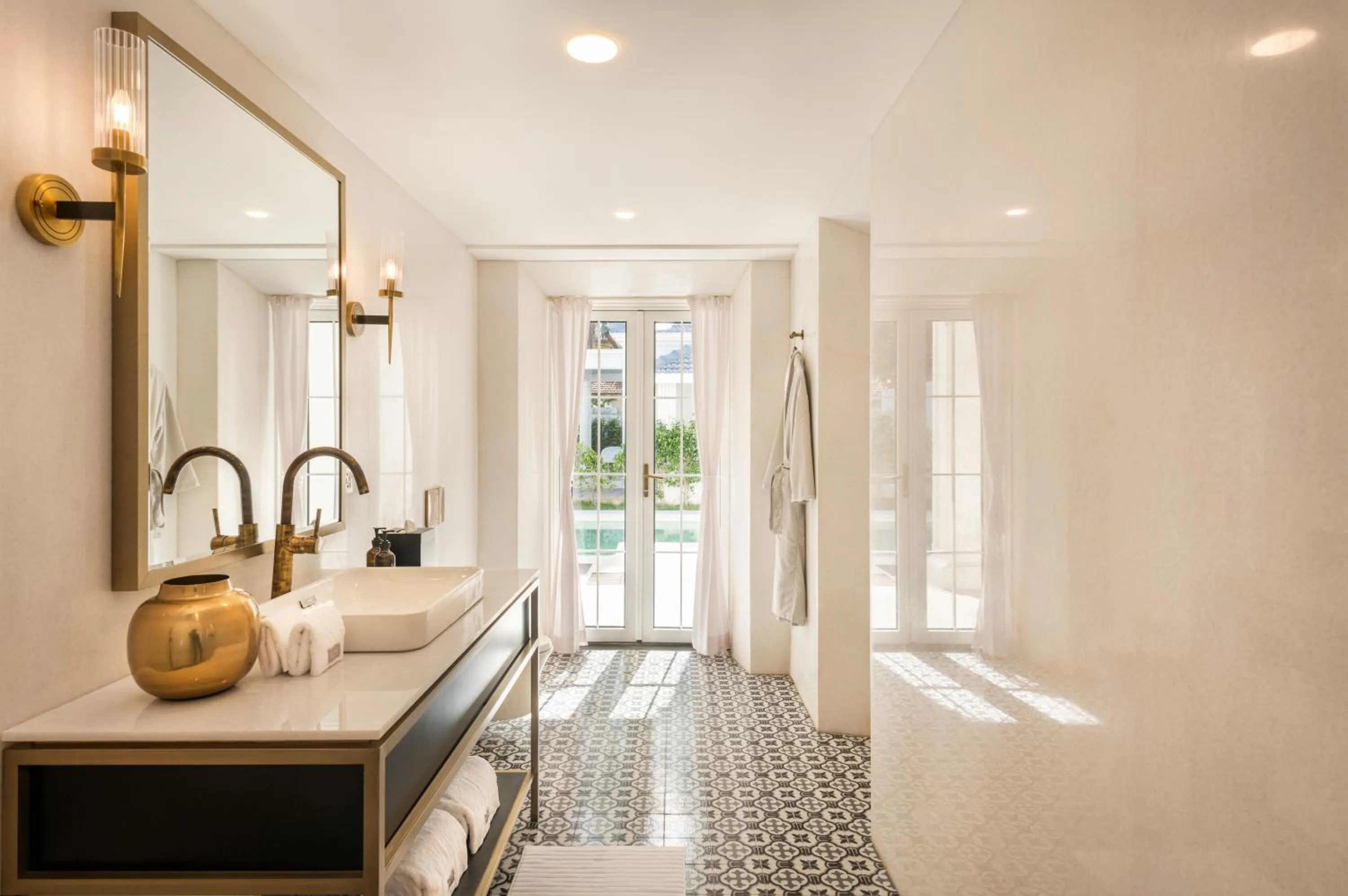 Bathroom, Bed in MansionHaus