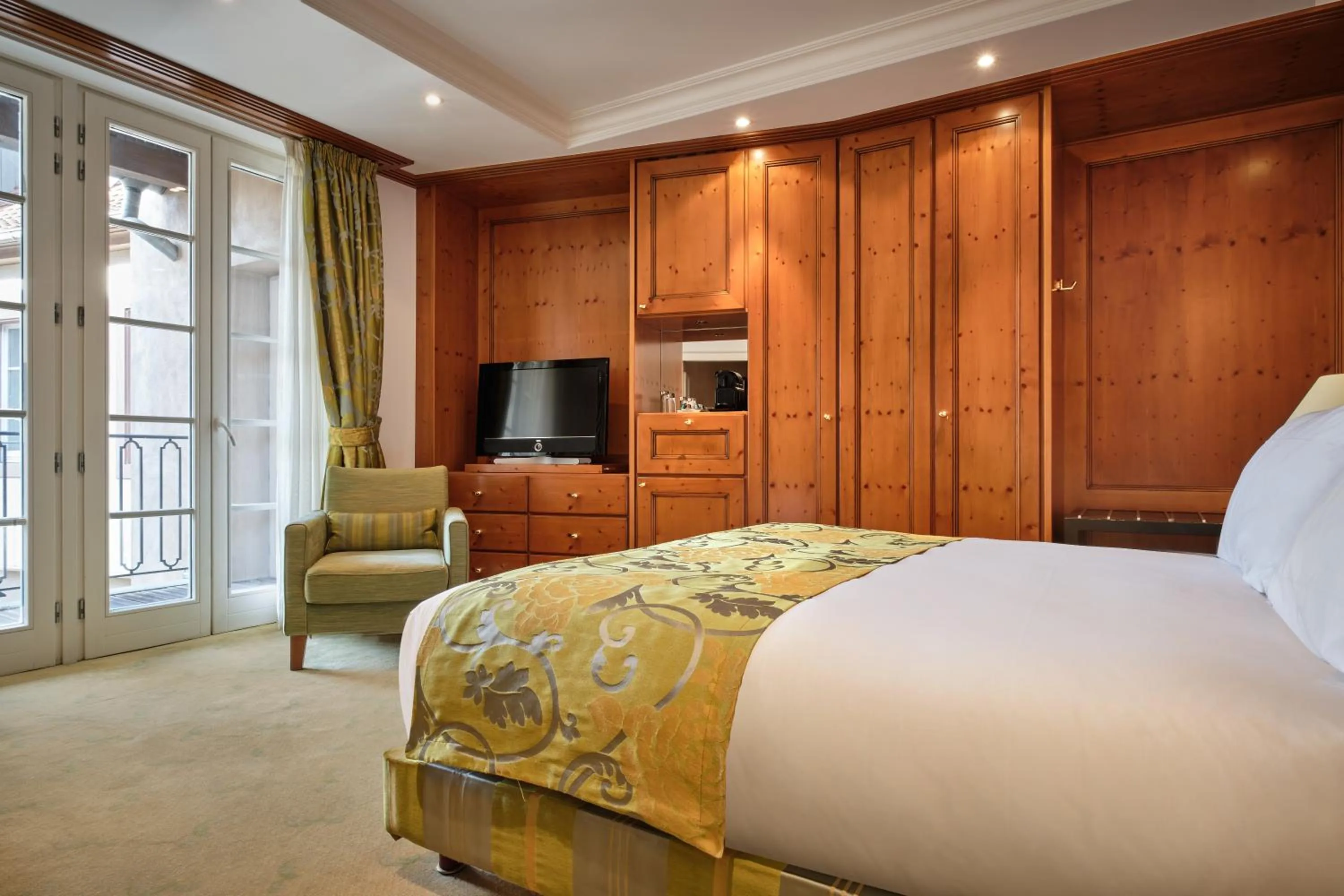 Bed in Hotel & Spa A la cour d'Alsace by HappyCulture