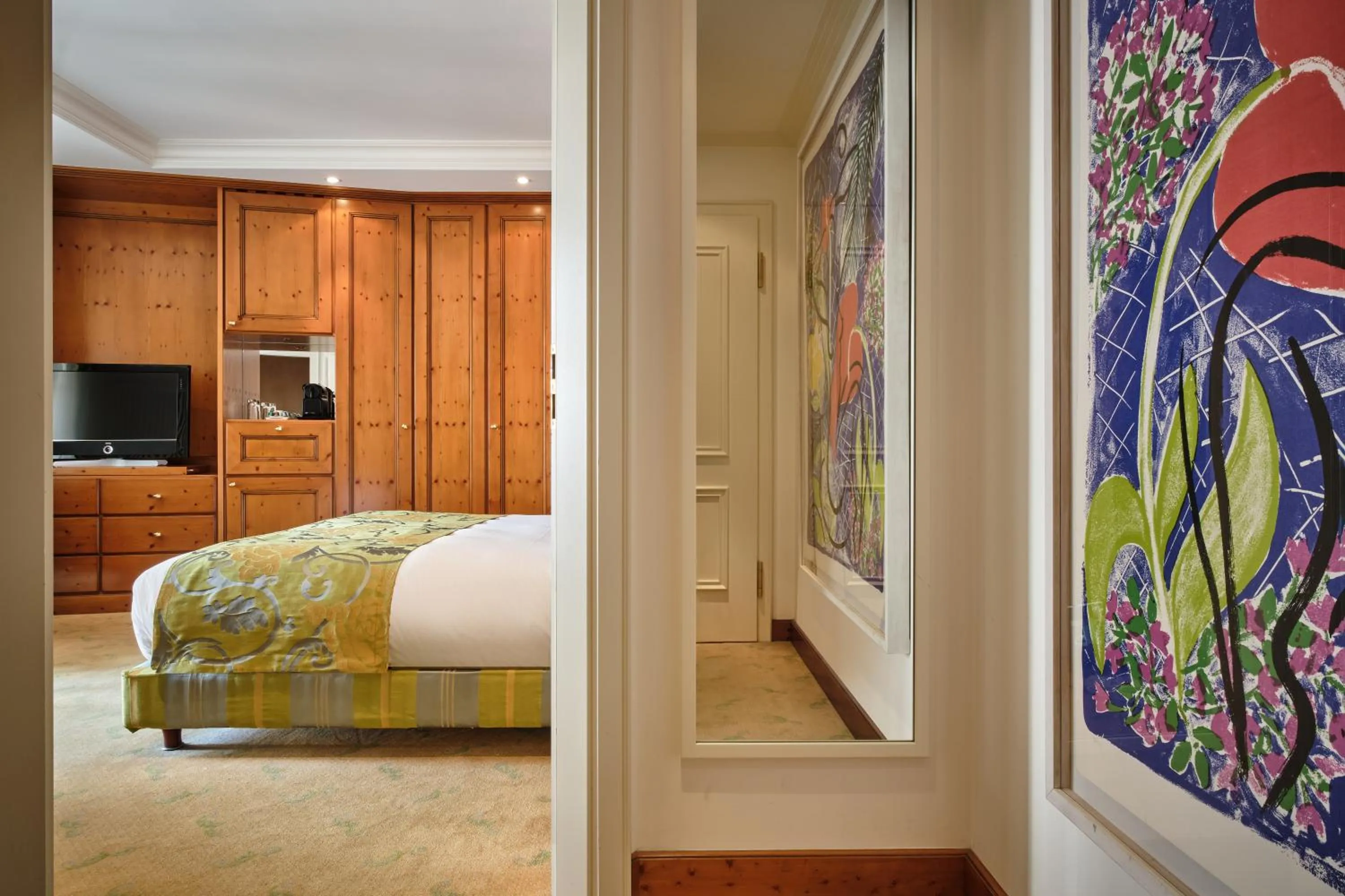 Photo of the whole room, Bed in Hotel & Spa A la cour d'Alsace by HappyCulture