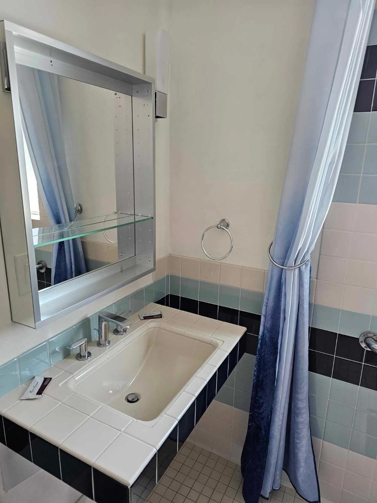 Shower in El Rancho Motel