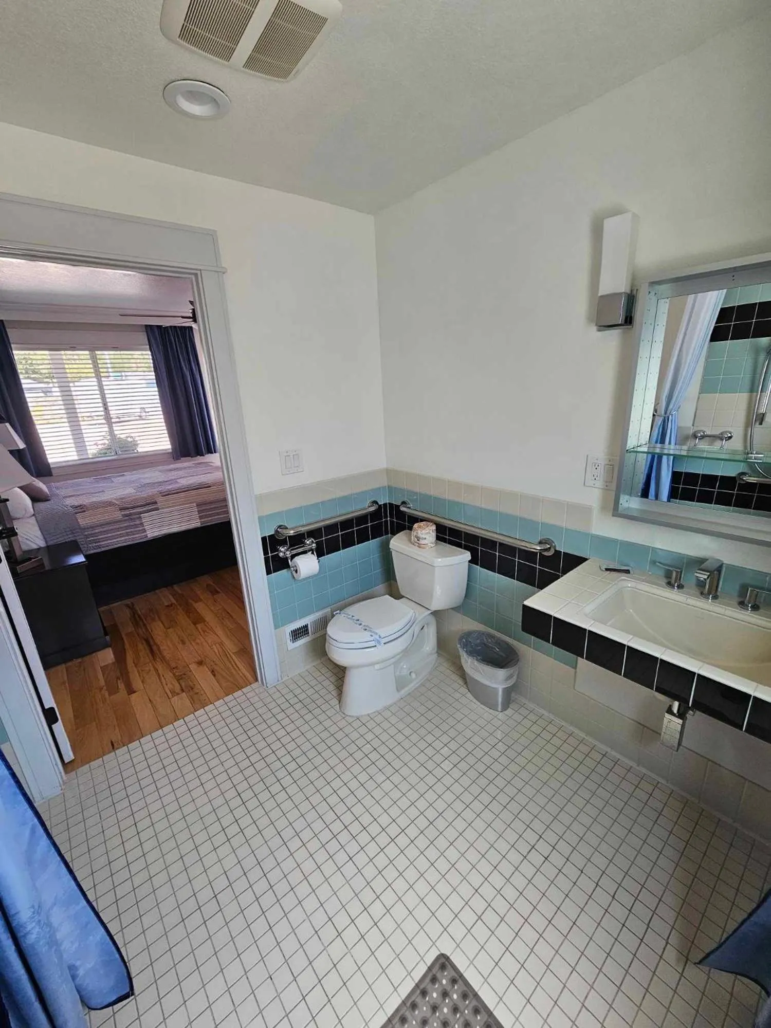 Bed in El Rancho Motel