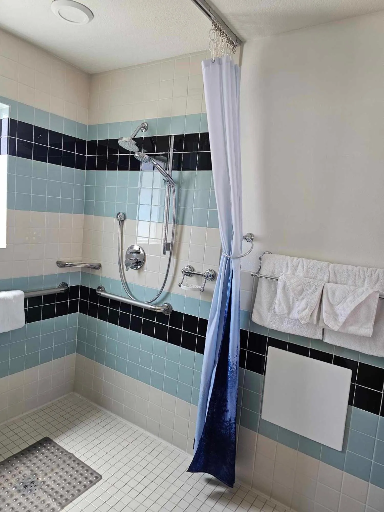 Shower, Bed in El Rancho Motel