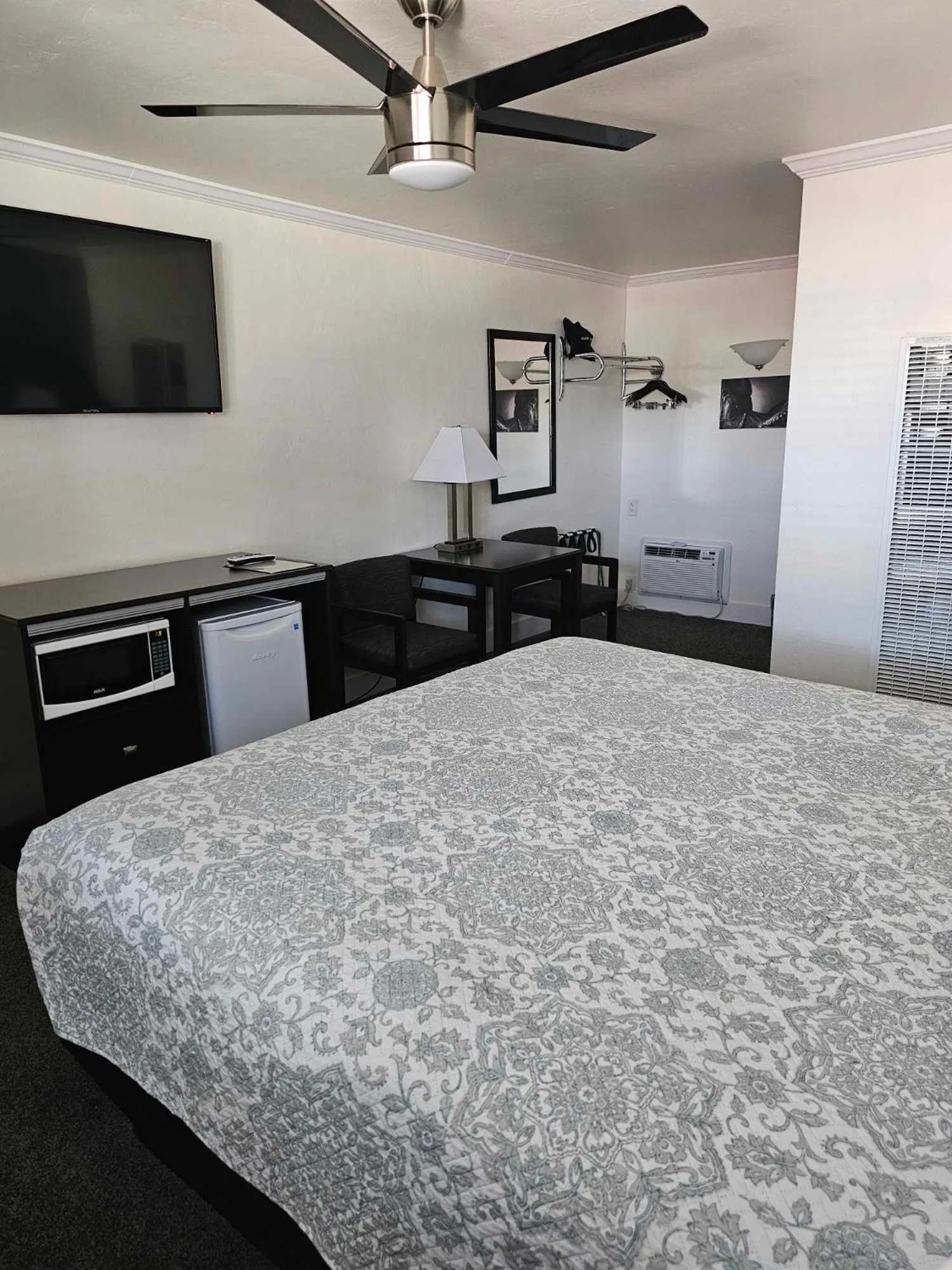 heating, Bed in El Rancho Motel