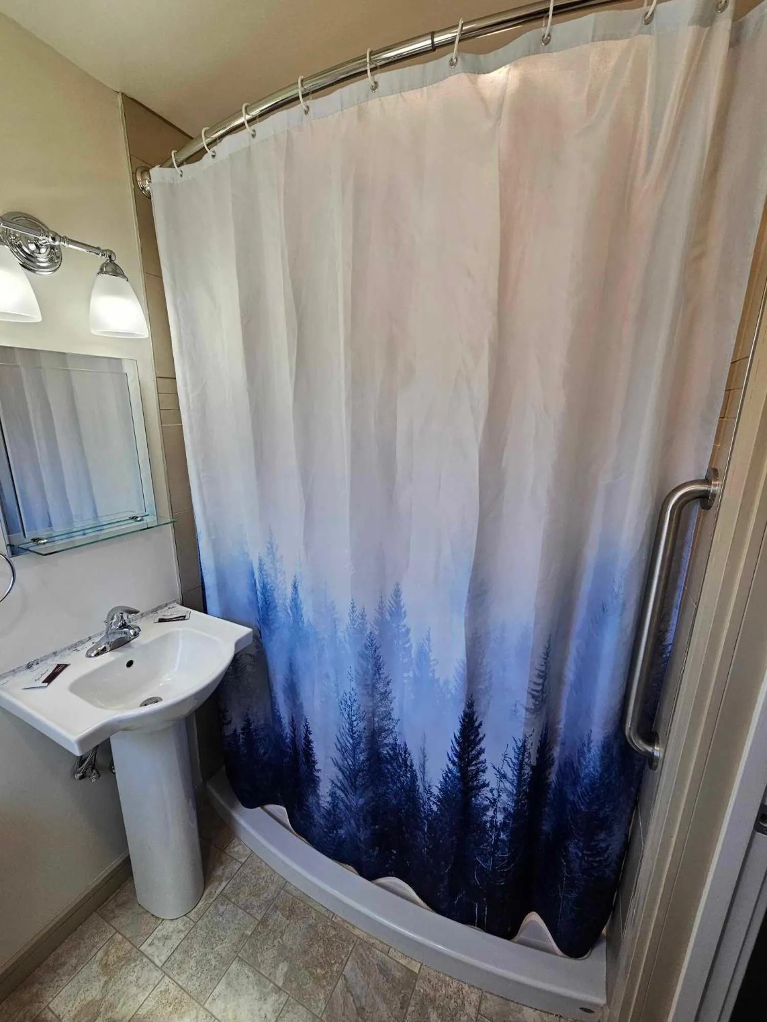 Shower in El Rancho Motel