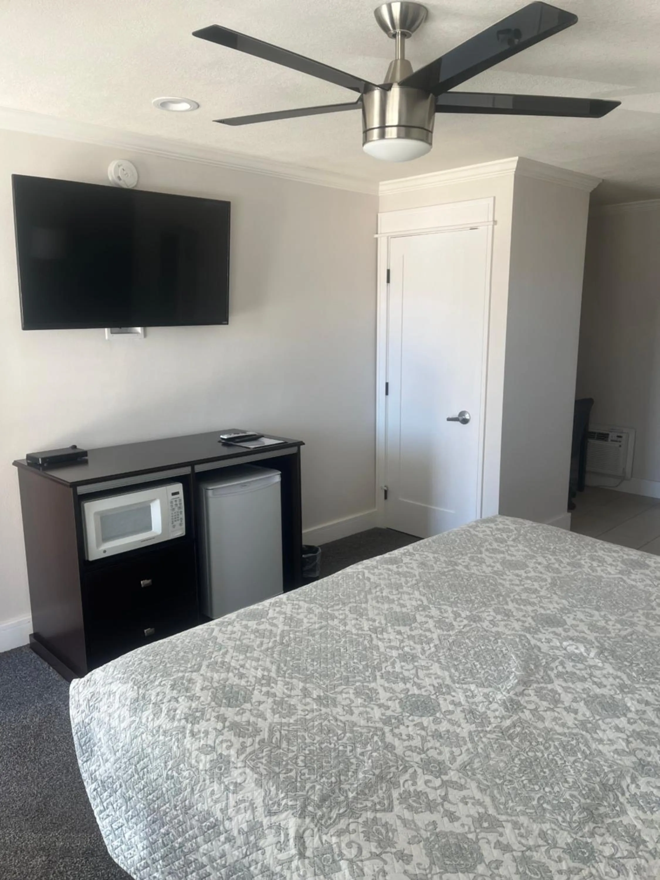 Bed in El Rancho Motel