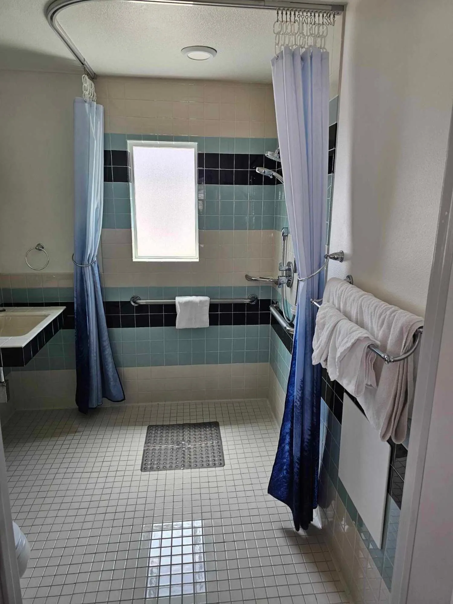 Shower, Bed in El Rancho Motel