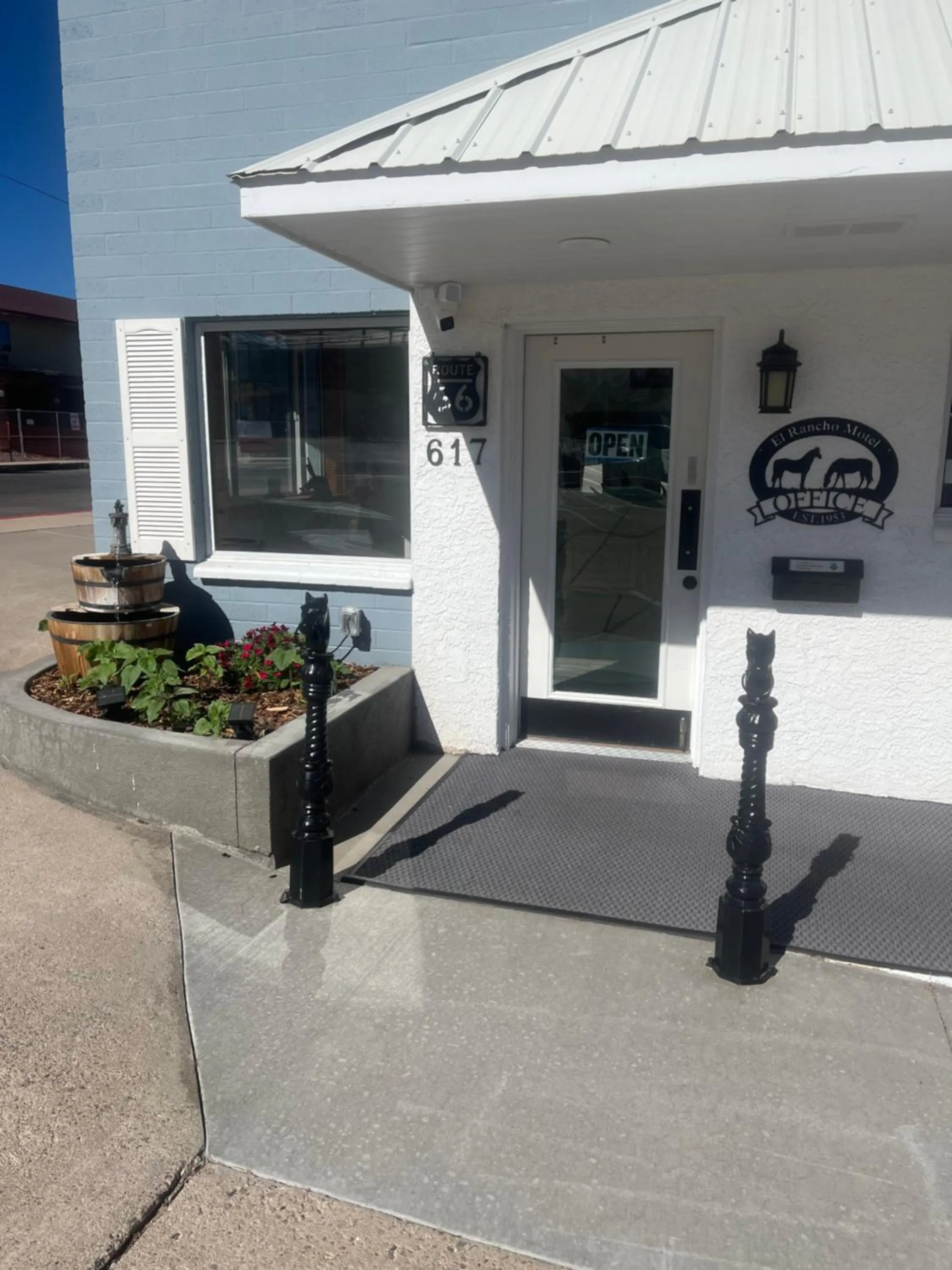 Facade/entrance in El Rancho Motel