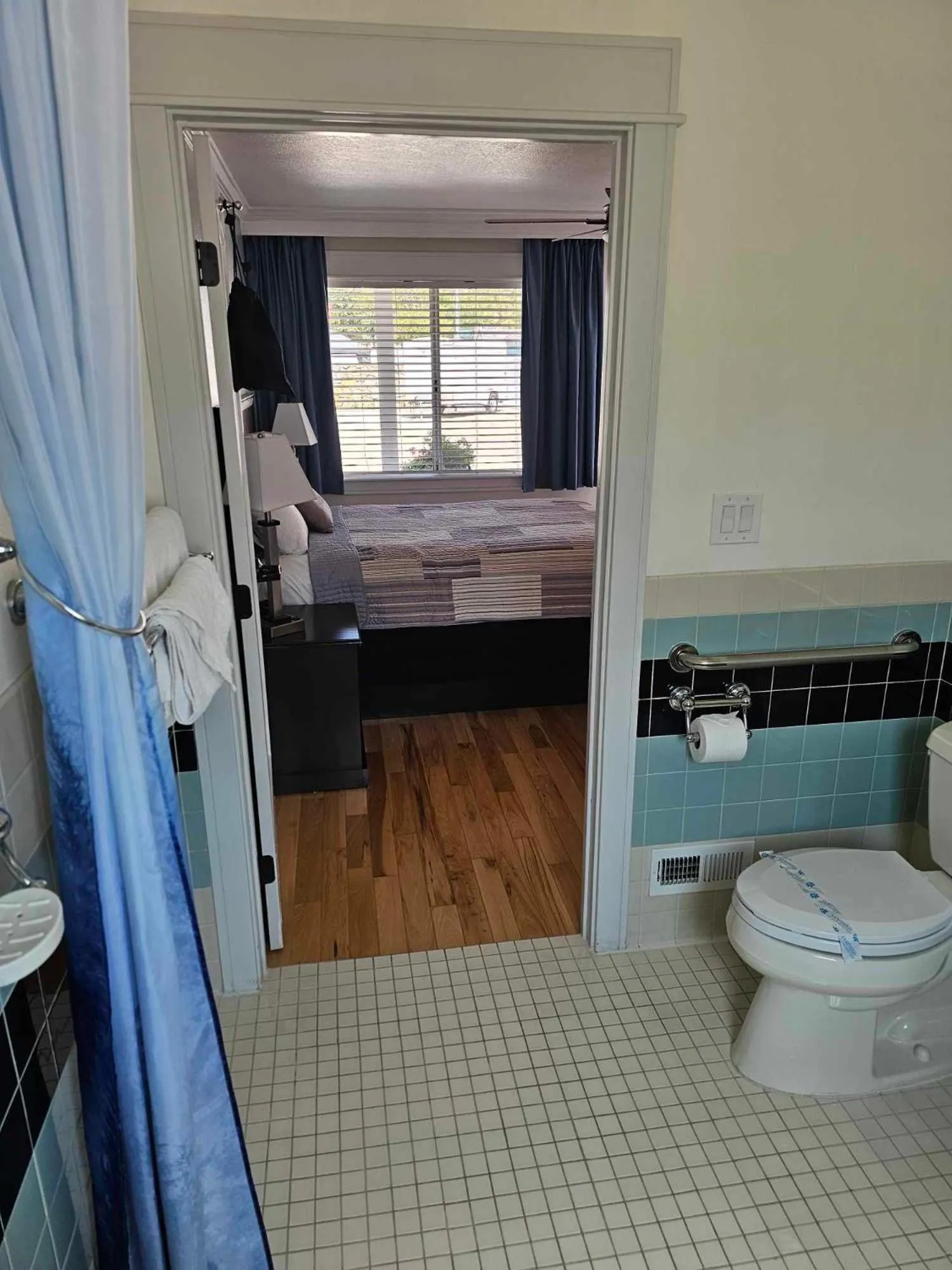 Shower in El Rancho Motel