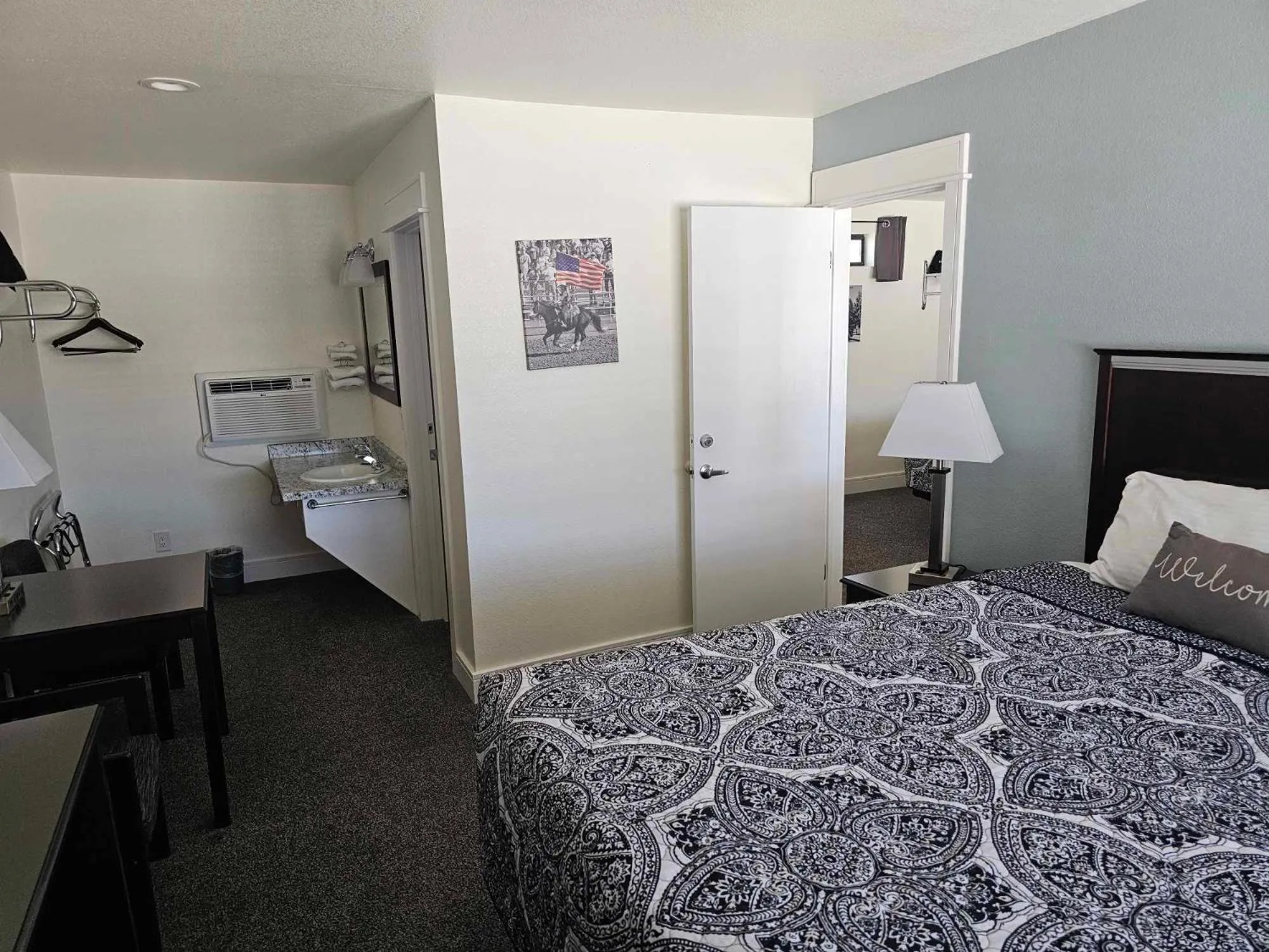 Seating area, Bed in El Rancho Motel