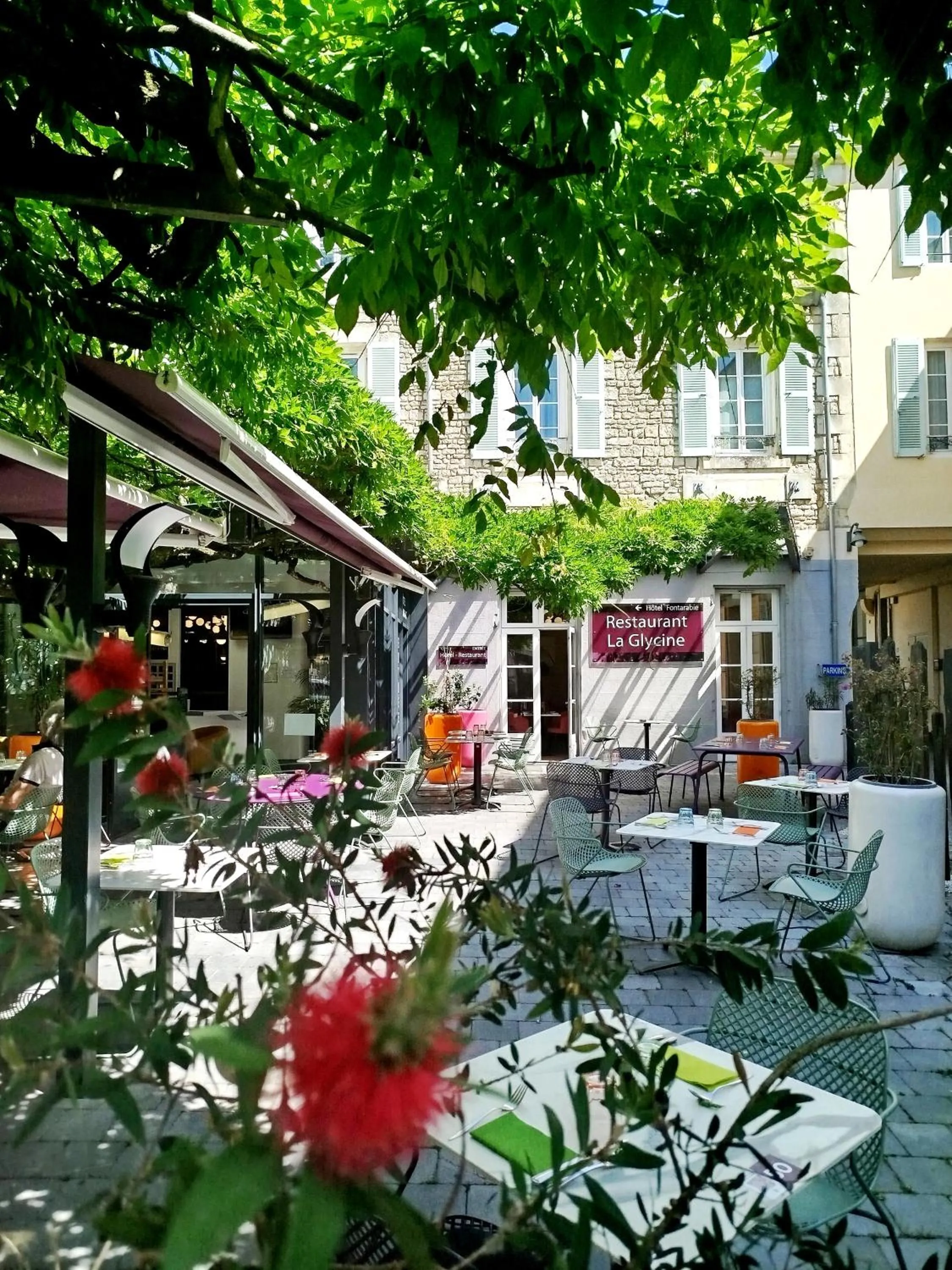 Lobby or reception in Logis Hôtel-Restaurant LE FONTARABIE
