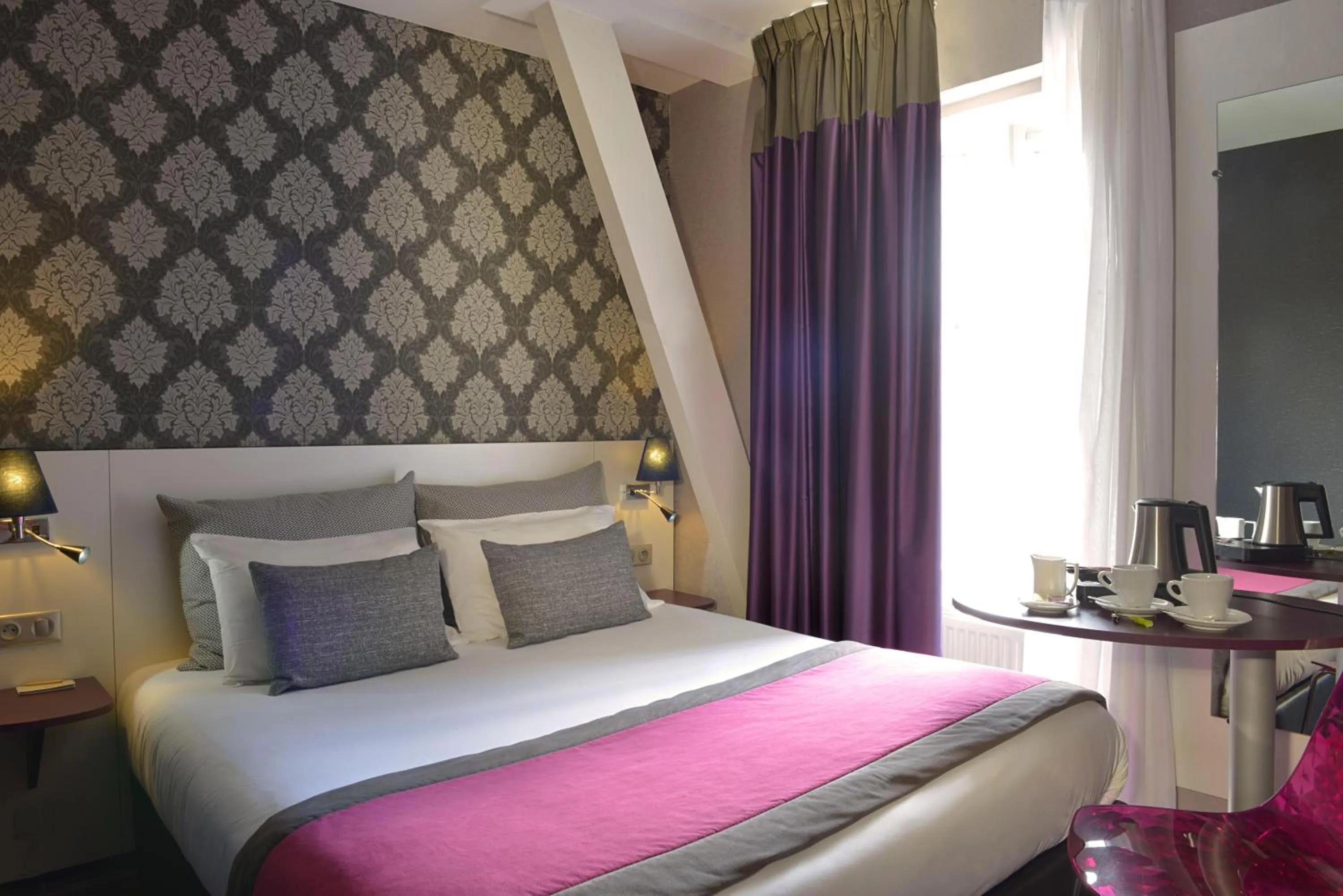 Property building, Bed in Logis Hôtel-Restaurant LE FONTARABIE