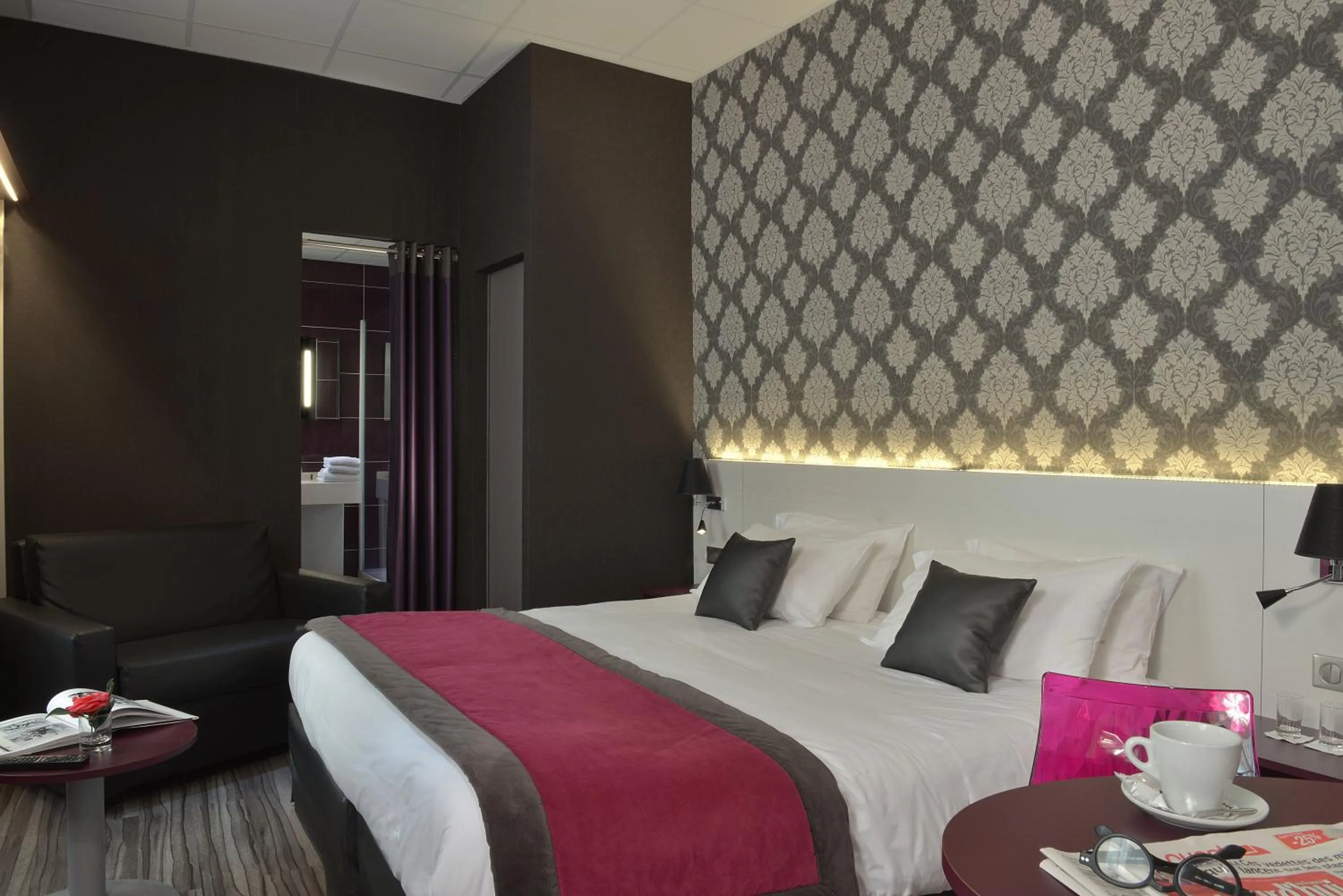 Property building, Bed in Logis Hôtel-Restaurant LE FONTARABIE