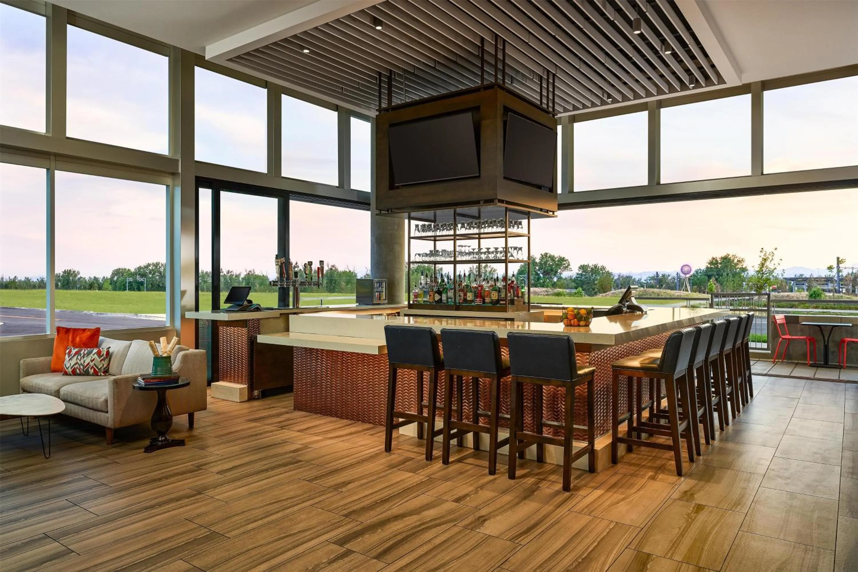 Lounge or bar in Hyatt Place Pena Station/Denver Airport