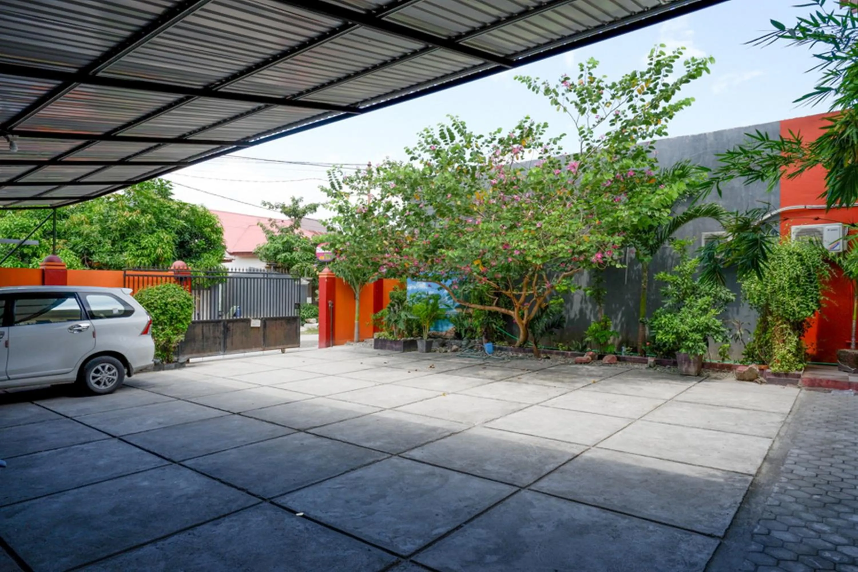 Facade/entrance in RedDoorz near Mutiara SIS Al Jufrie Airport Palu