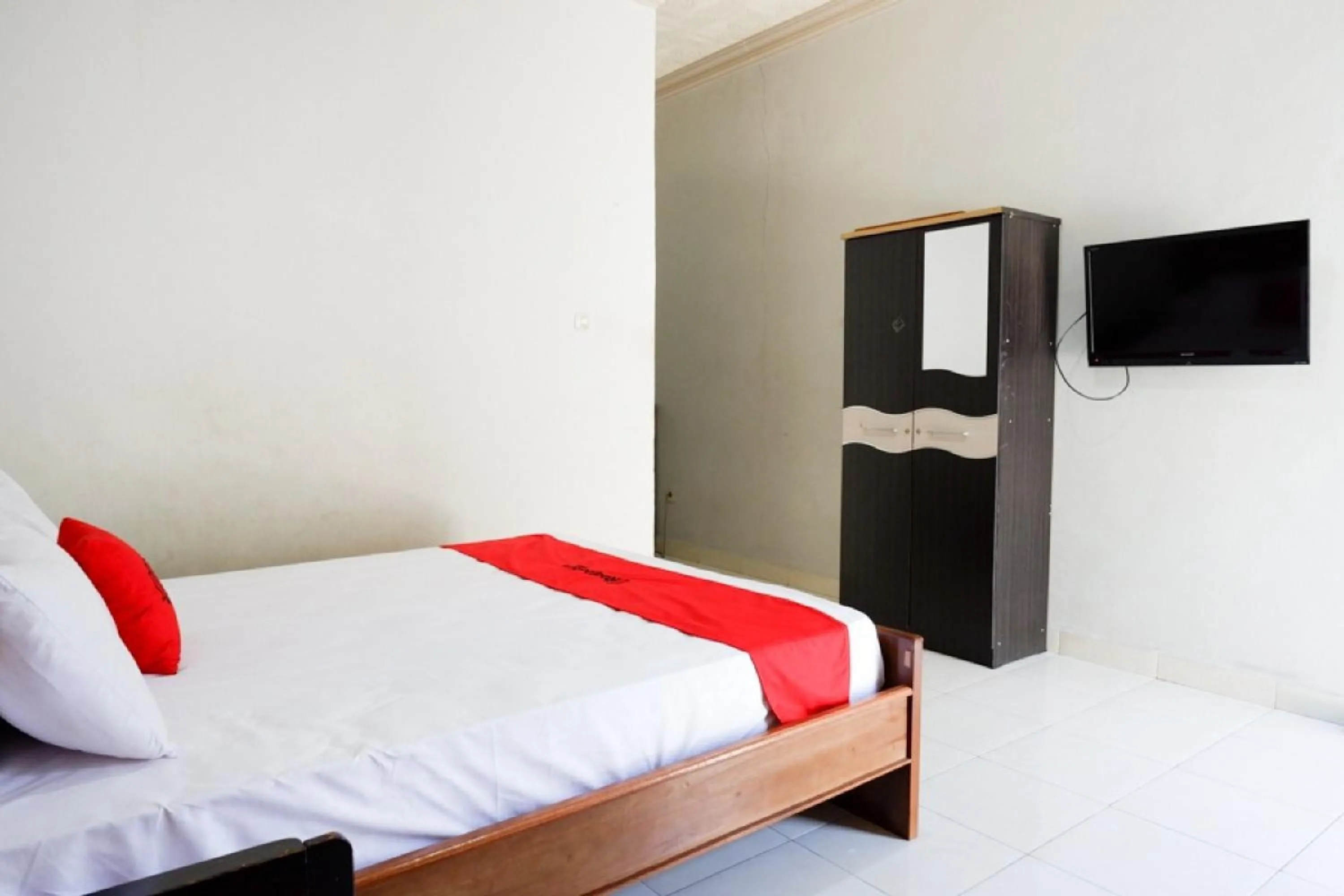 Bed in RedDoorz near Mutiara SIS Al Jufrie Airport Palu