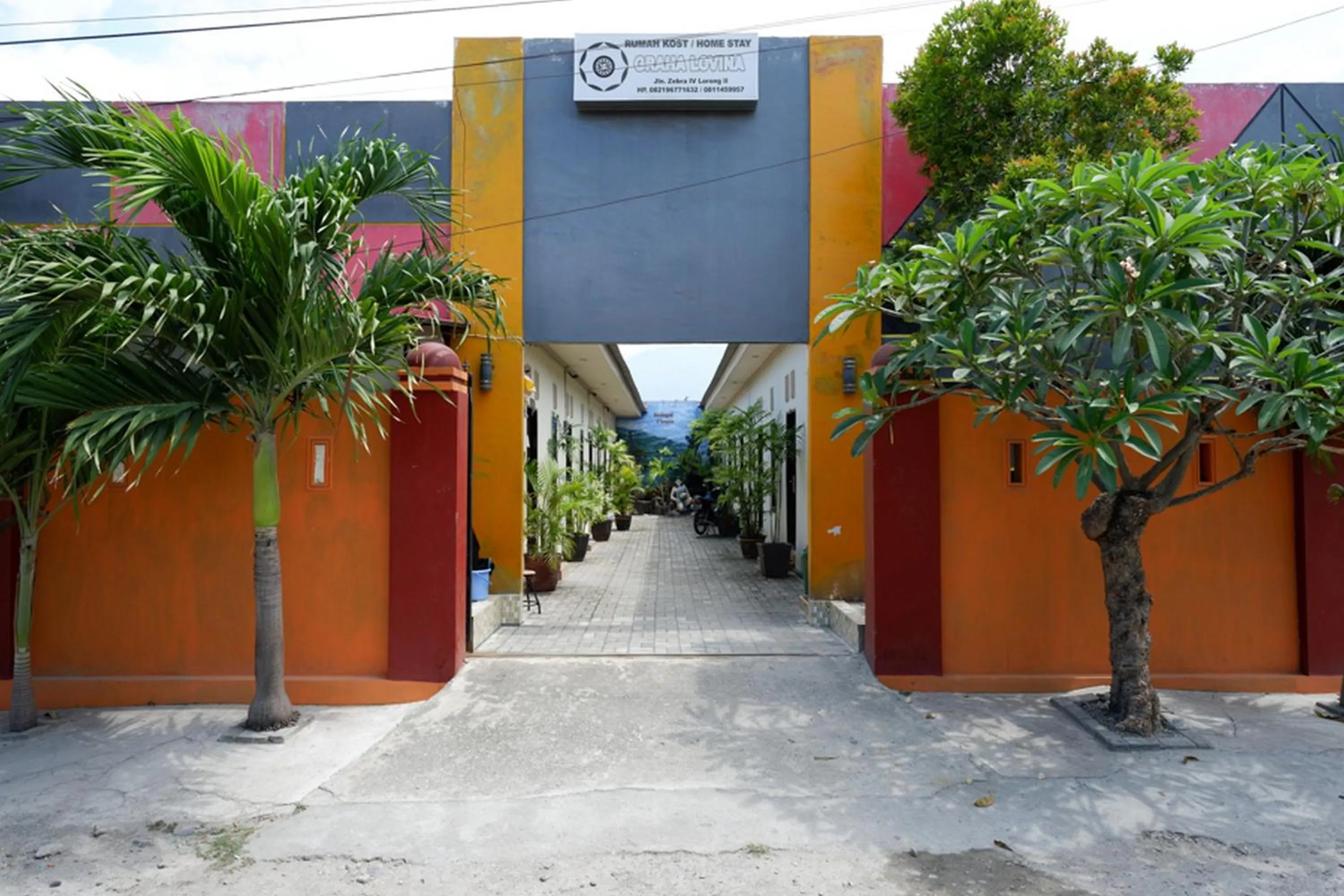 Property building in RedDoorz near Mutiara SIS Al Jufrie Airport Palu