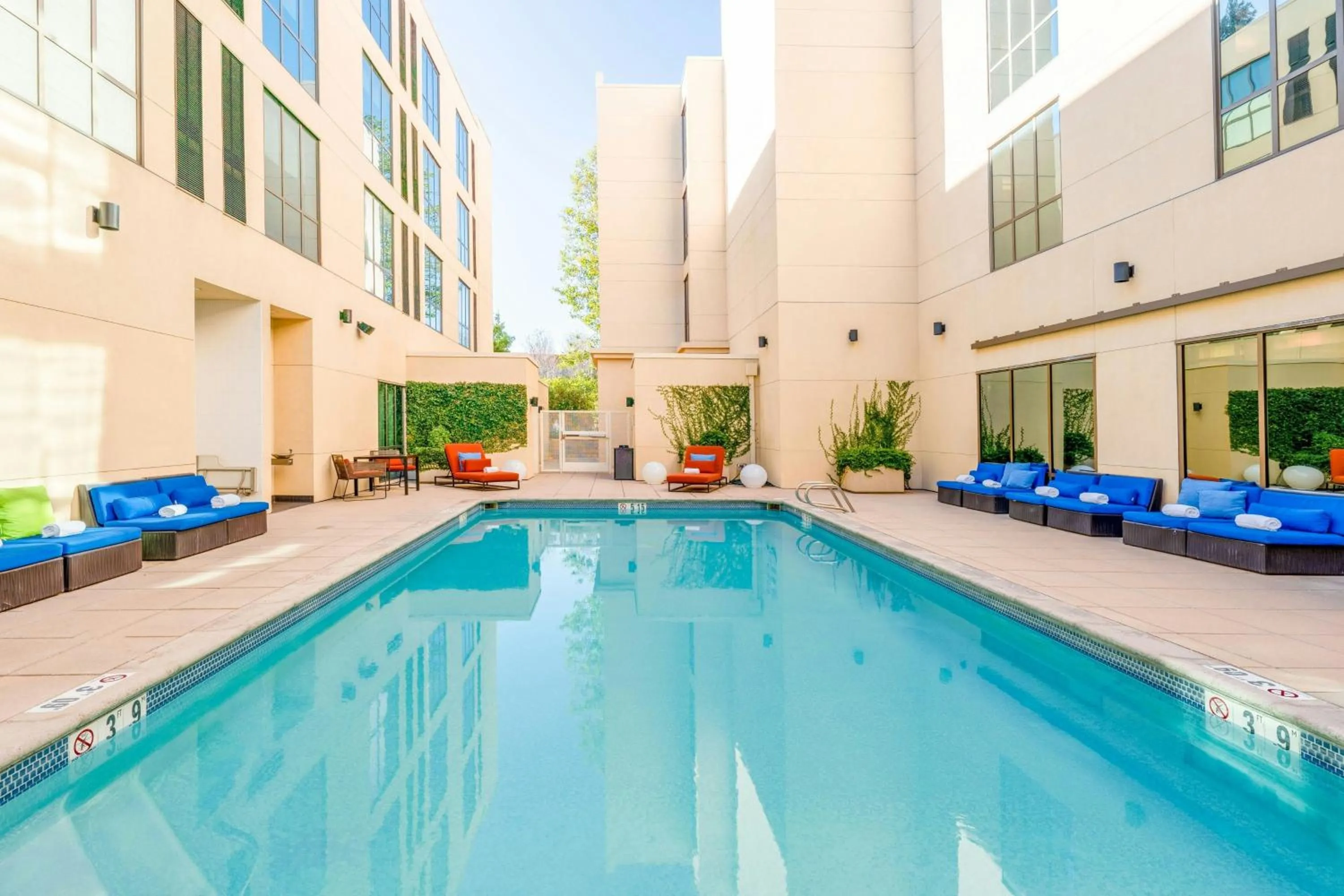 Swimming pool in Aloft Cupertino