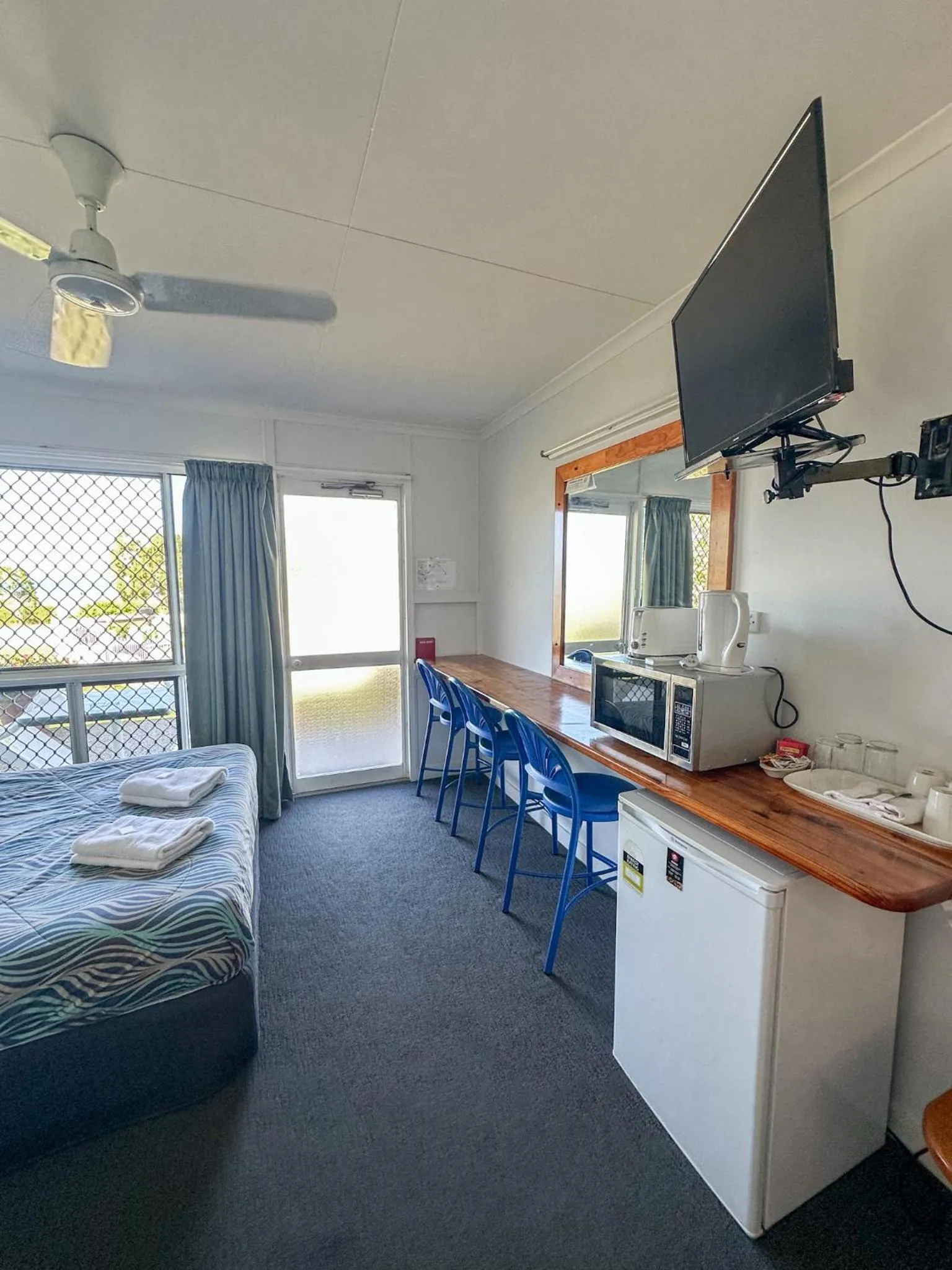 TV and multimedia in Ocean View Motel Bowen