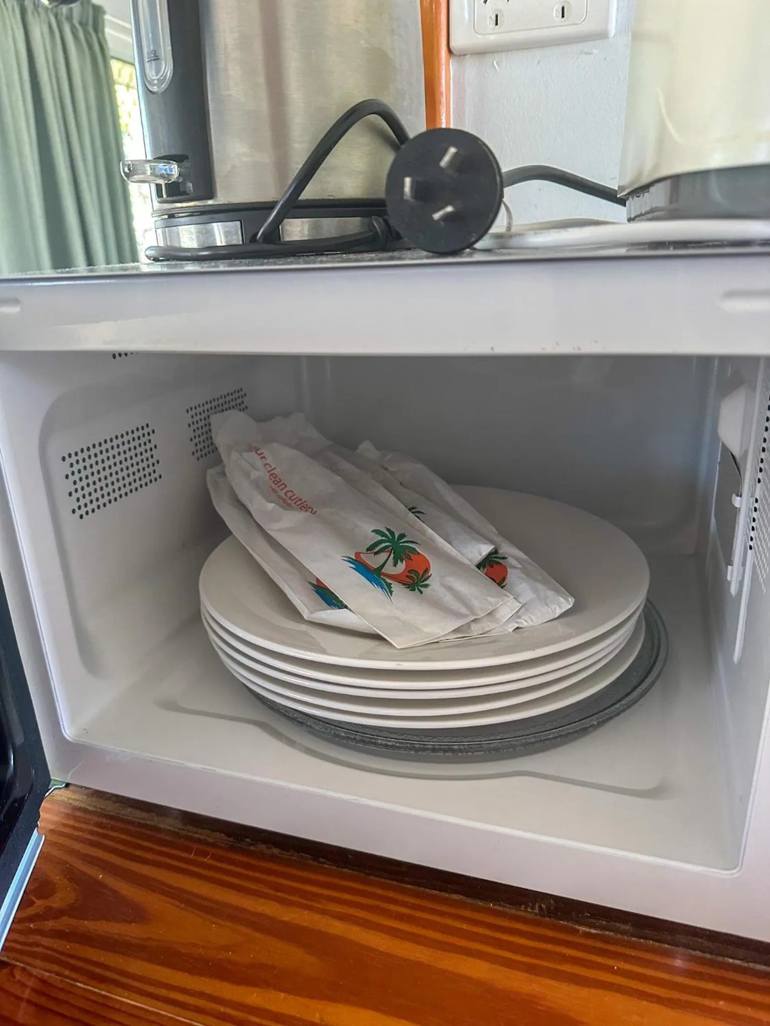 Coffee/tea facilities in Ocean View Motel Bowen