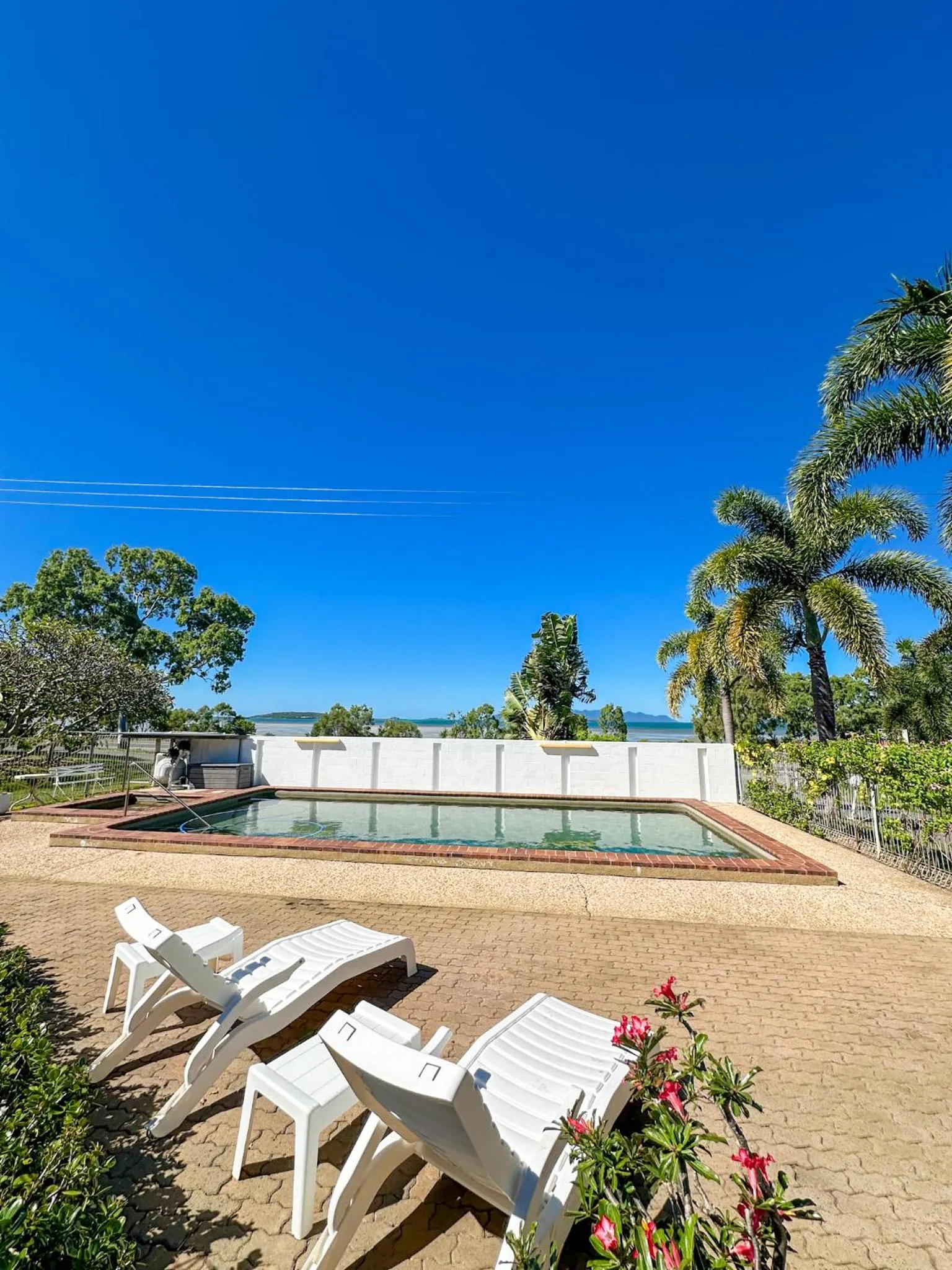 Day in Ocean View Motel Bowen