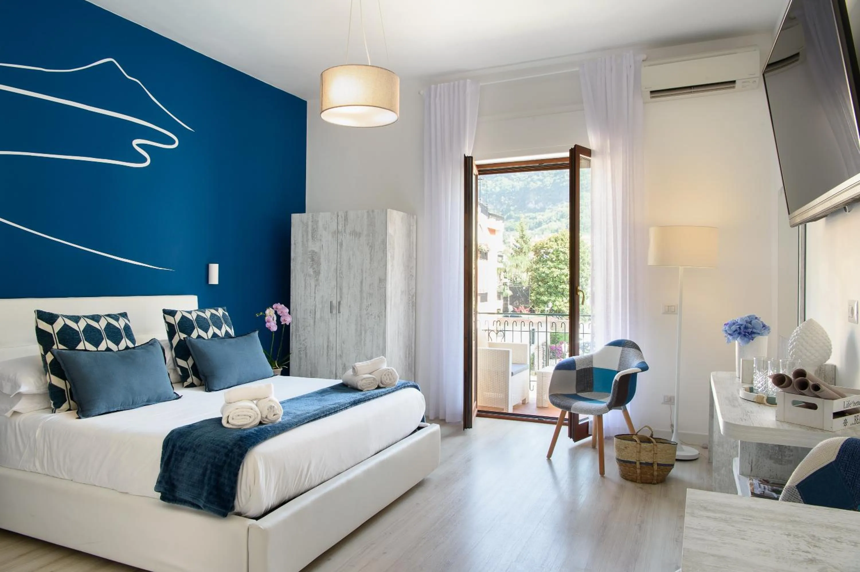 Photo of the whole room, Bed in Les Suites des Tout le Monde