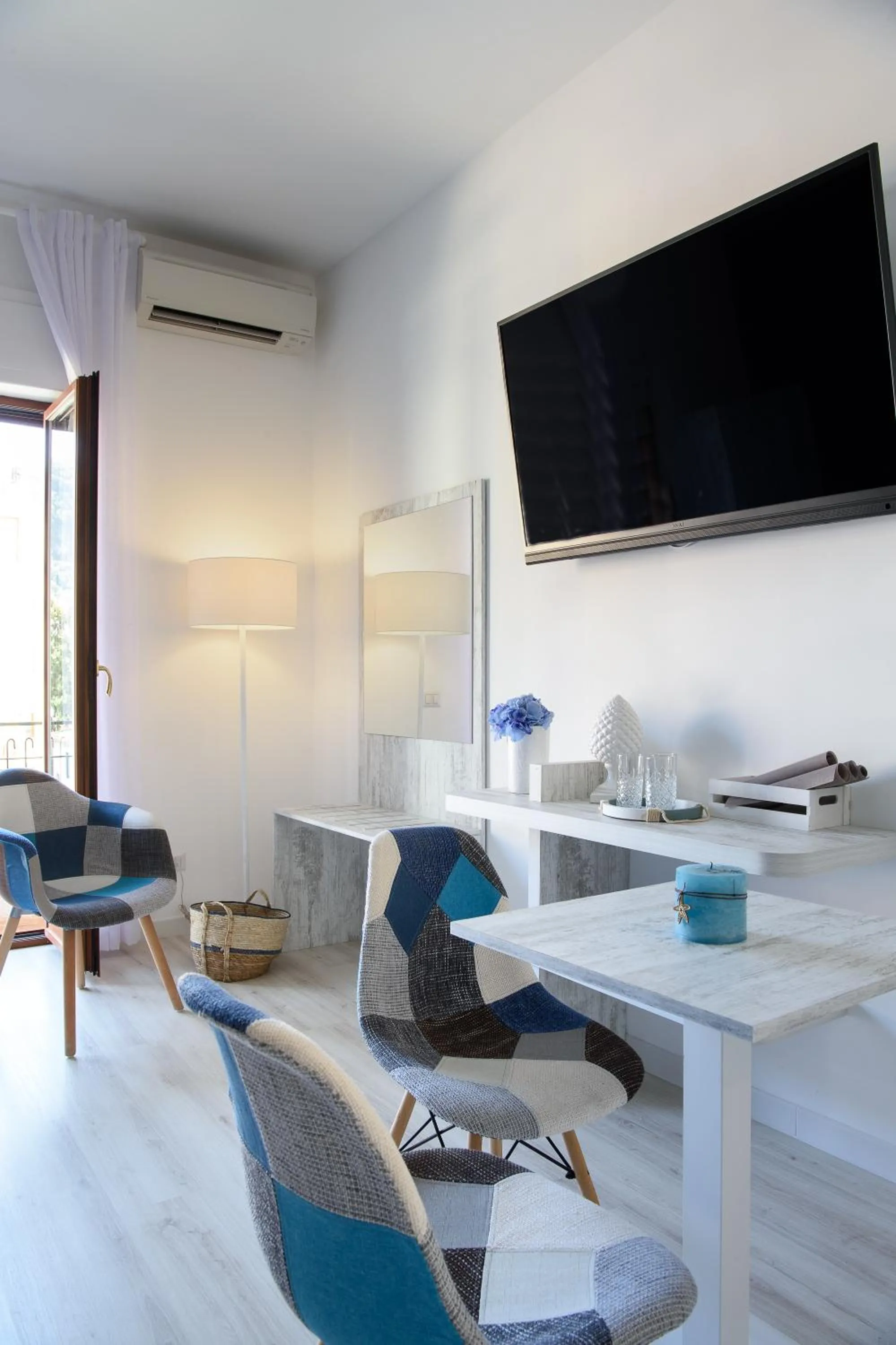 Summer in Les Suites des Tout le Monde