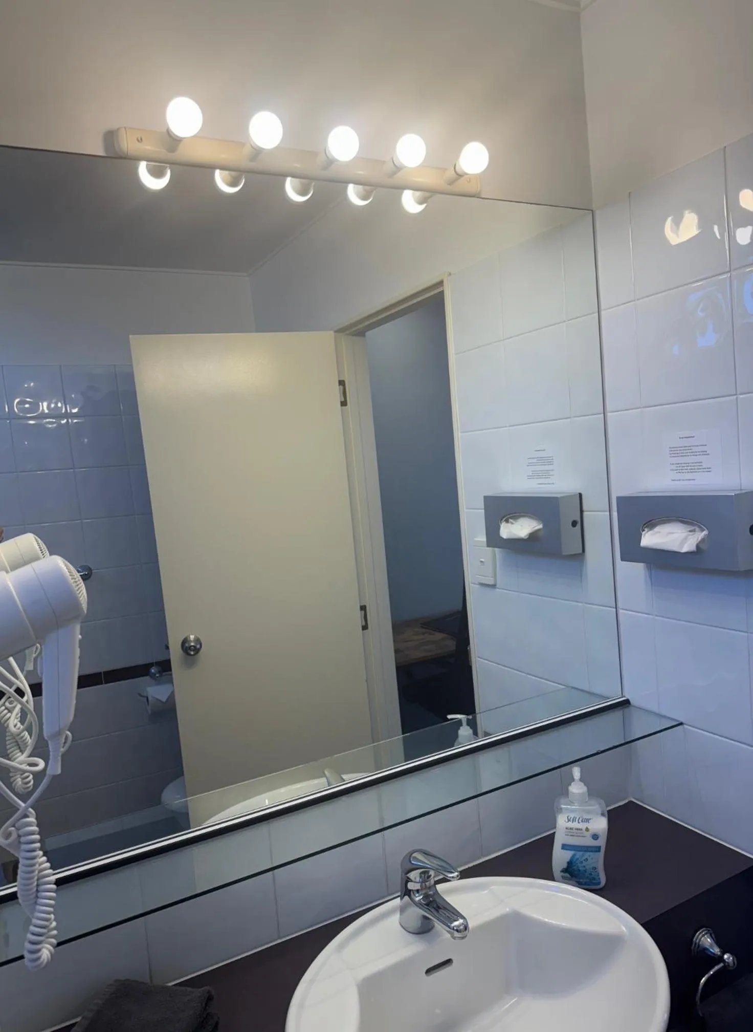 Bathroom in Academy Motor Inn