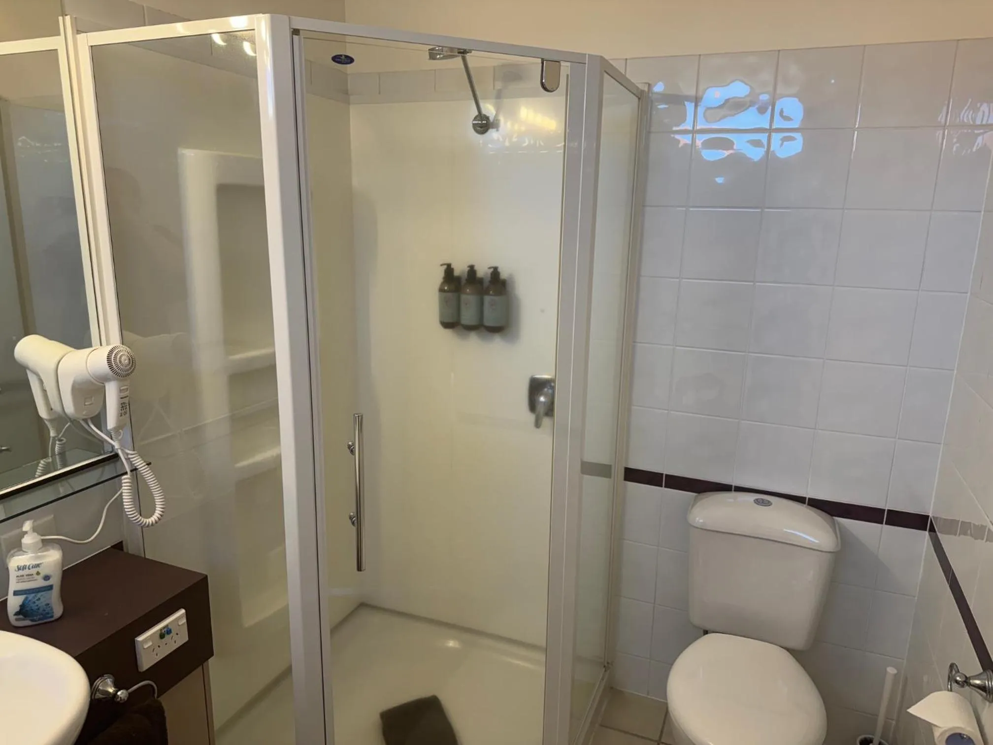 Shower in Academy Motor Inn