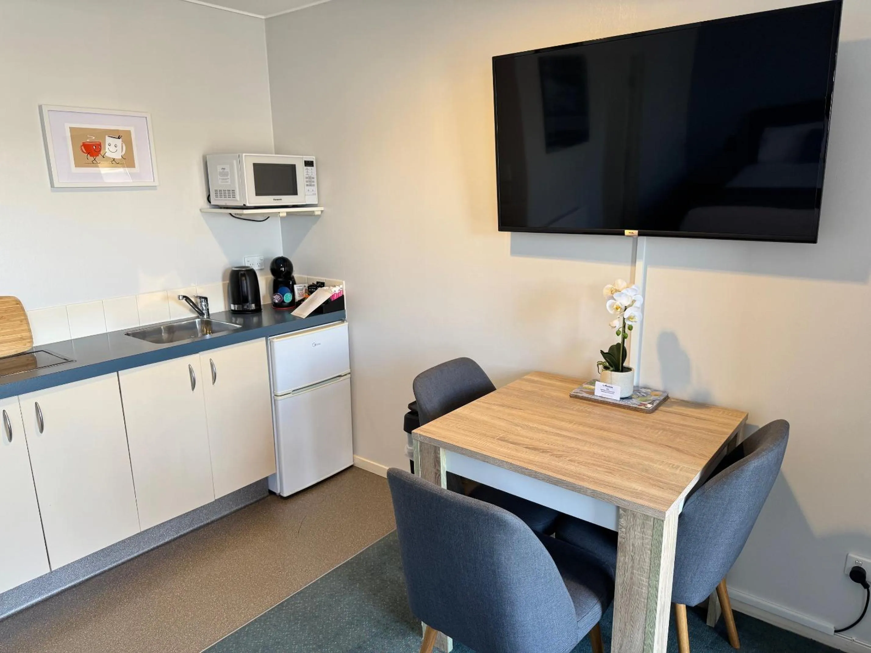 Kitchen or kitchenette in Academy Motor Inn