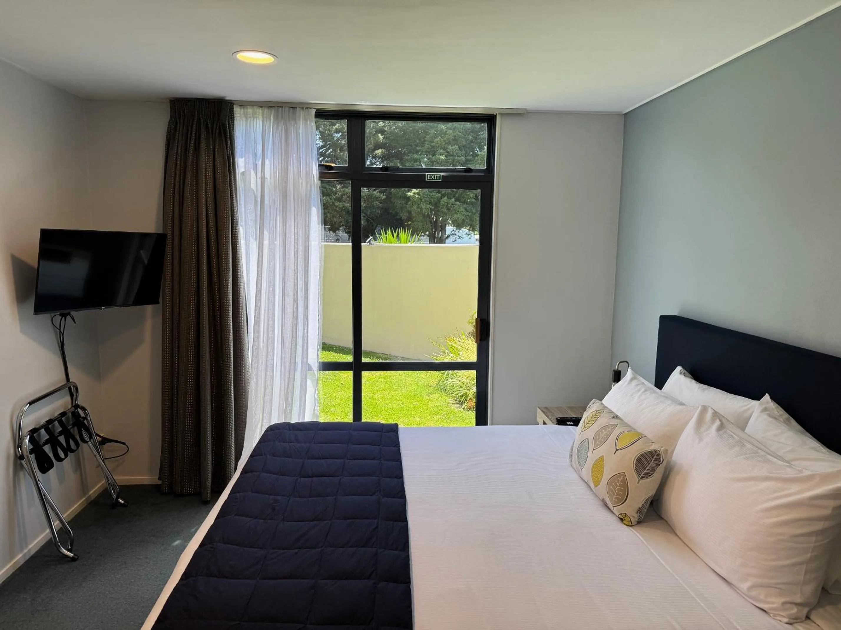 Bed in Academy Motor Inn