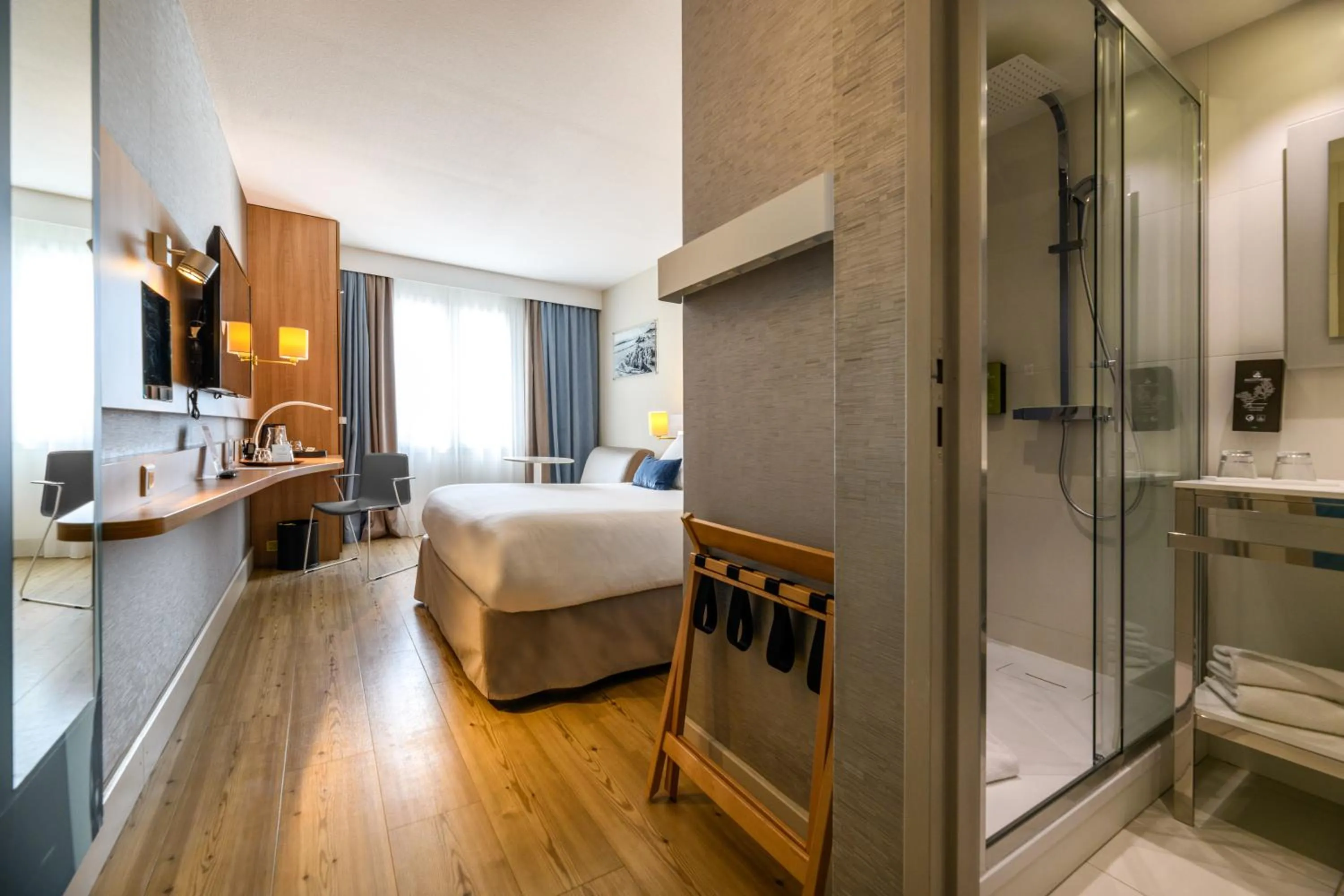 Shower, Bed in Best Western Plus Ajaccio Amirauté