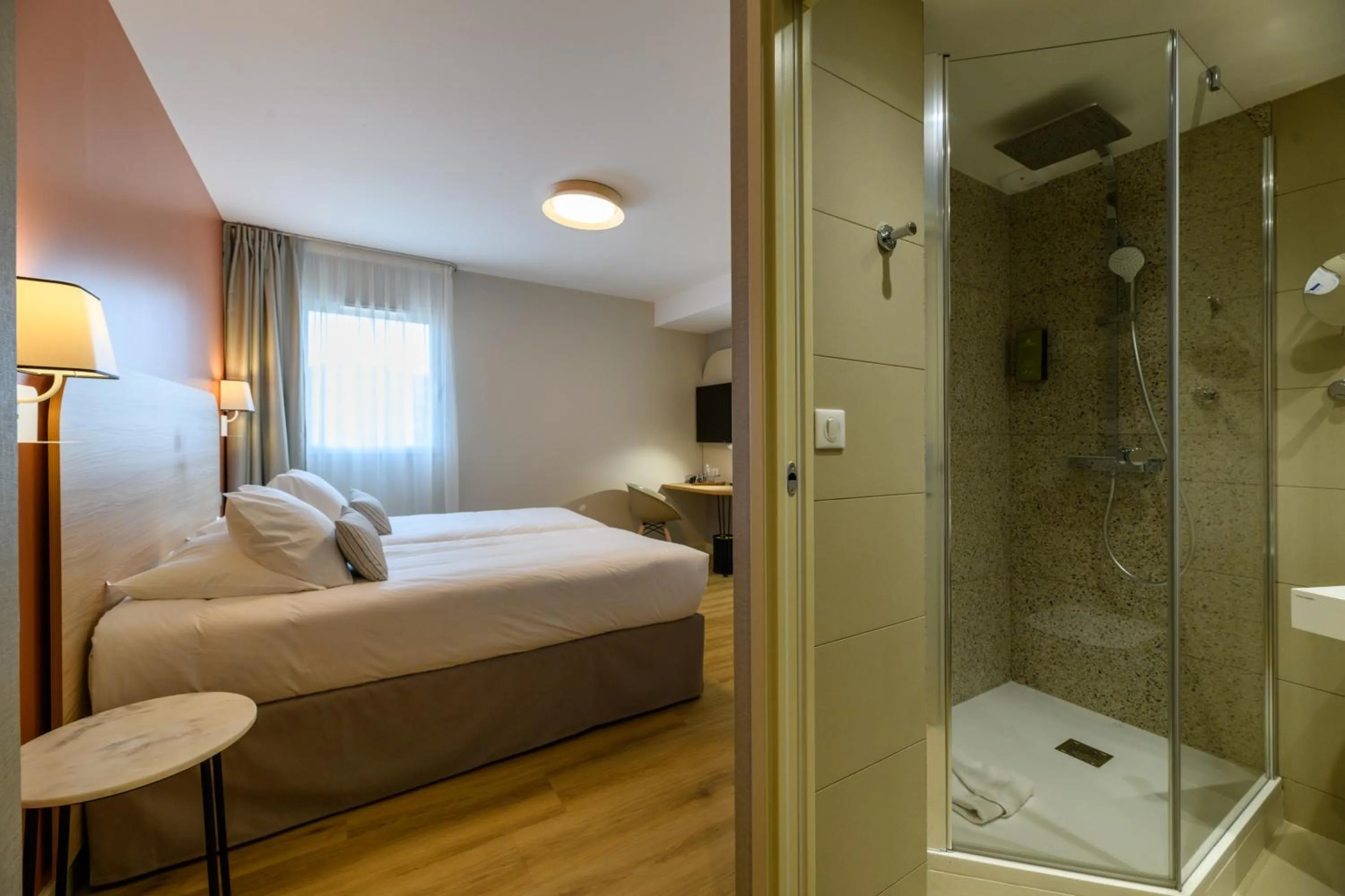 Shower, Bed in Best Western Plus Ajaccio Amirauté