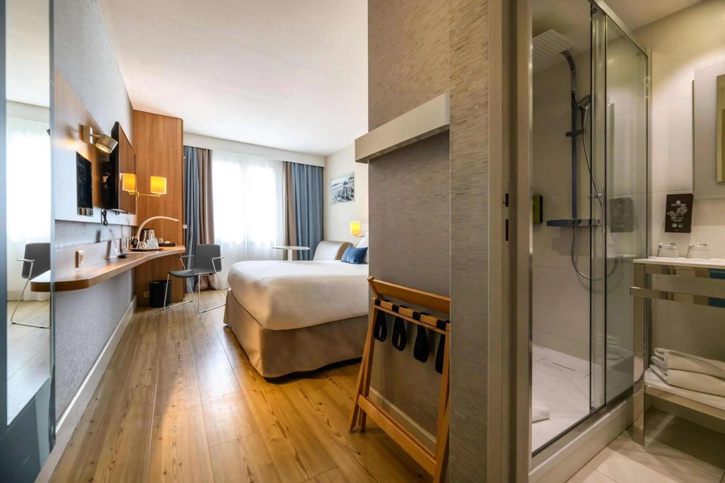 Comfort Queen Room with Sofa Bed in Best Western Plus Ajaccio Amirauté Comfort Queen Room with Sofa Bed in Best Western Plus Ajaccio Amirauté