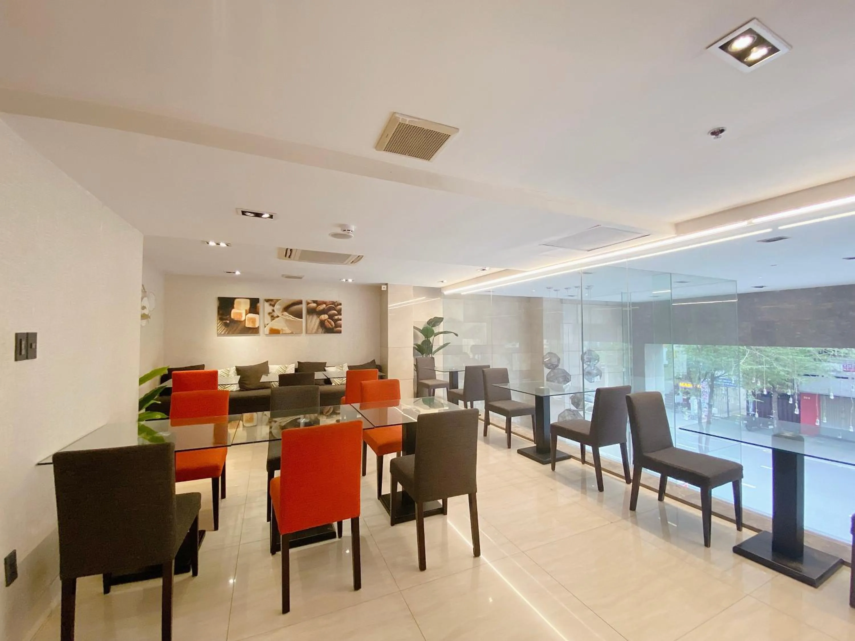 Restaurant/places to eat in The Luxe Hotel