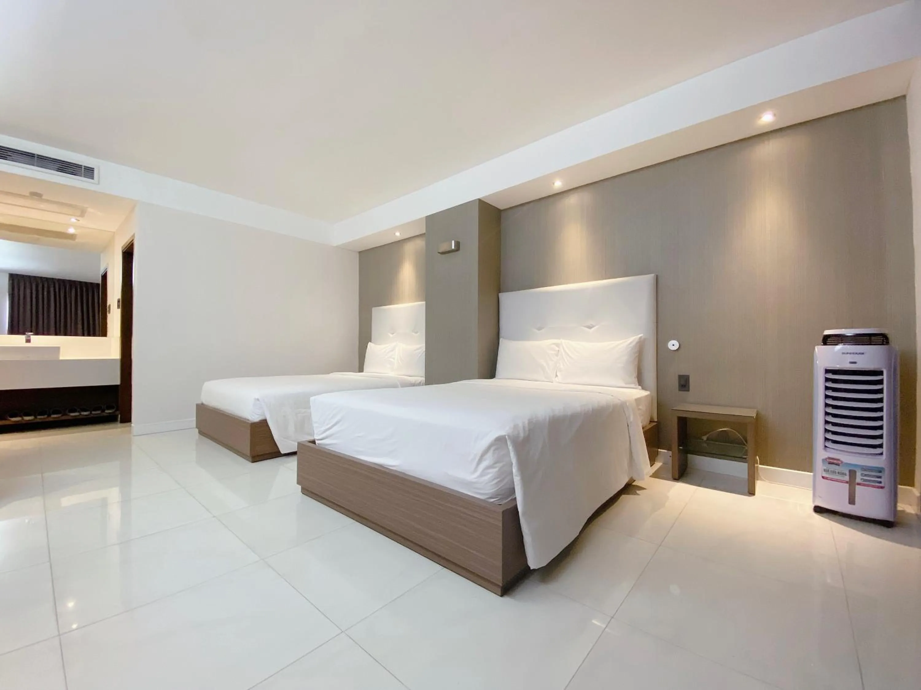 Bedroom, Bed in The Luxe Hotel