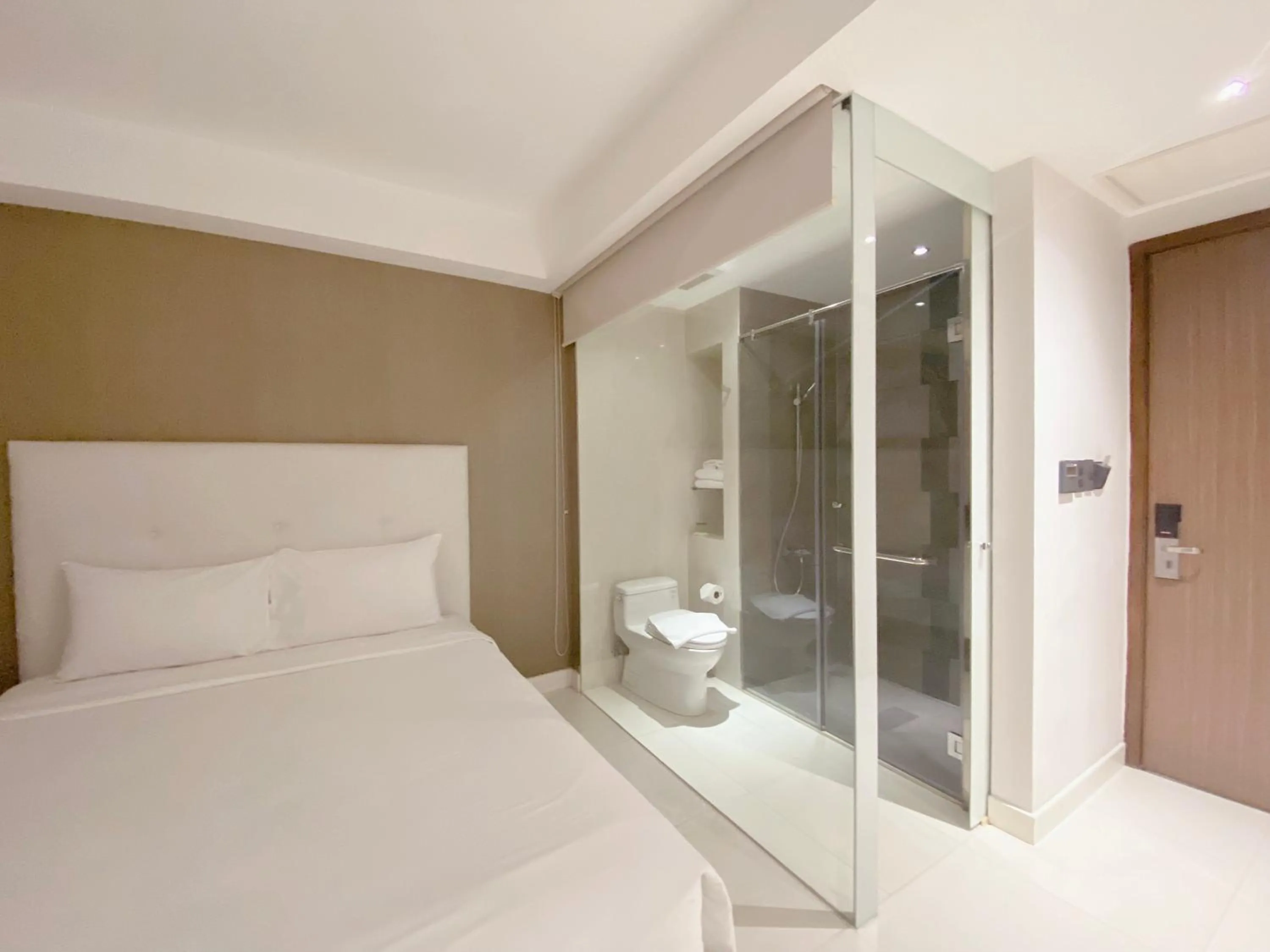 Bathroom, Bed in The Luxe Hotel