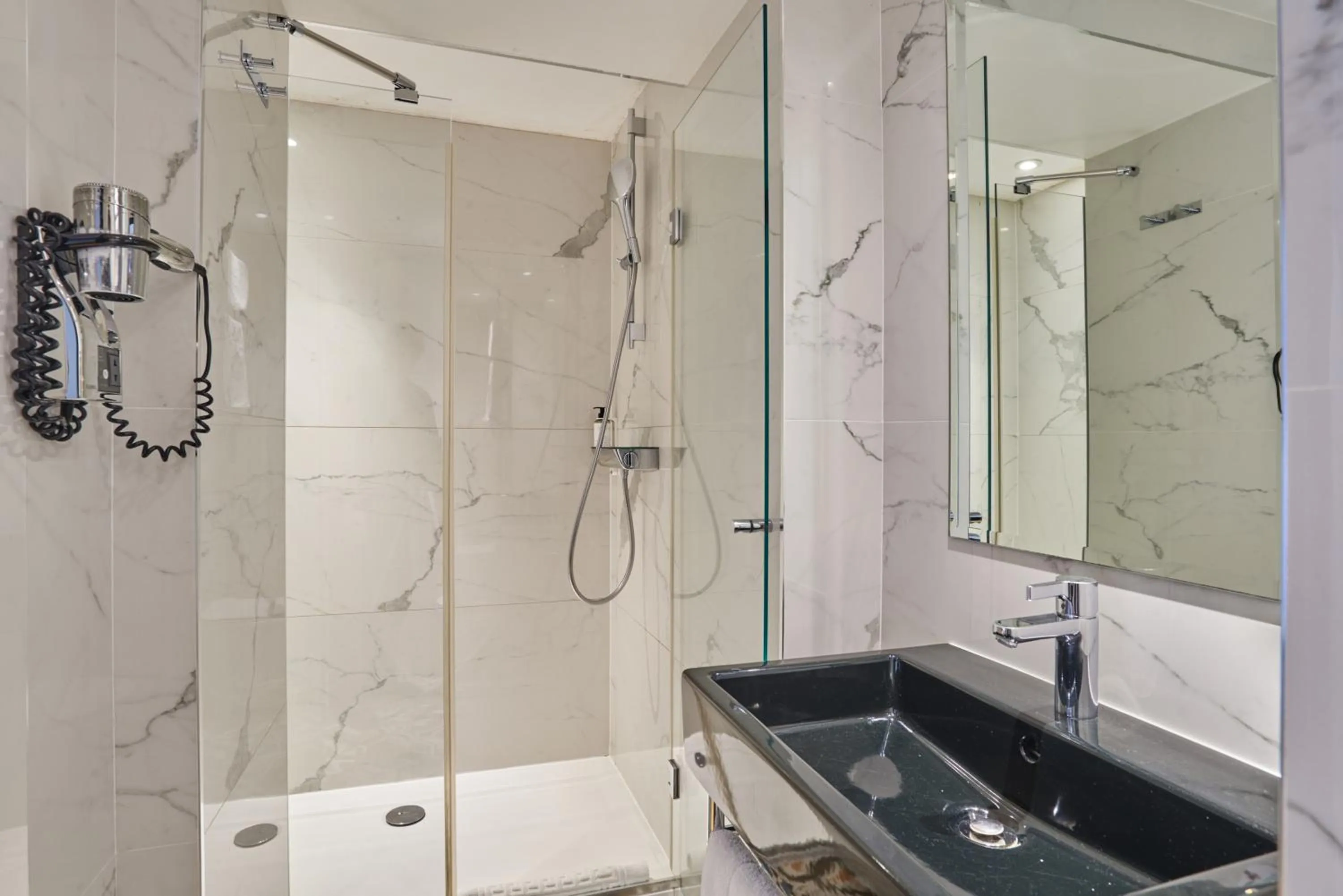 Shower in Hotel Eiffel Petit Louvre