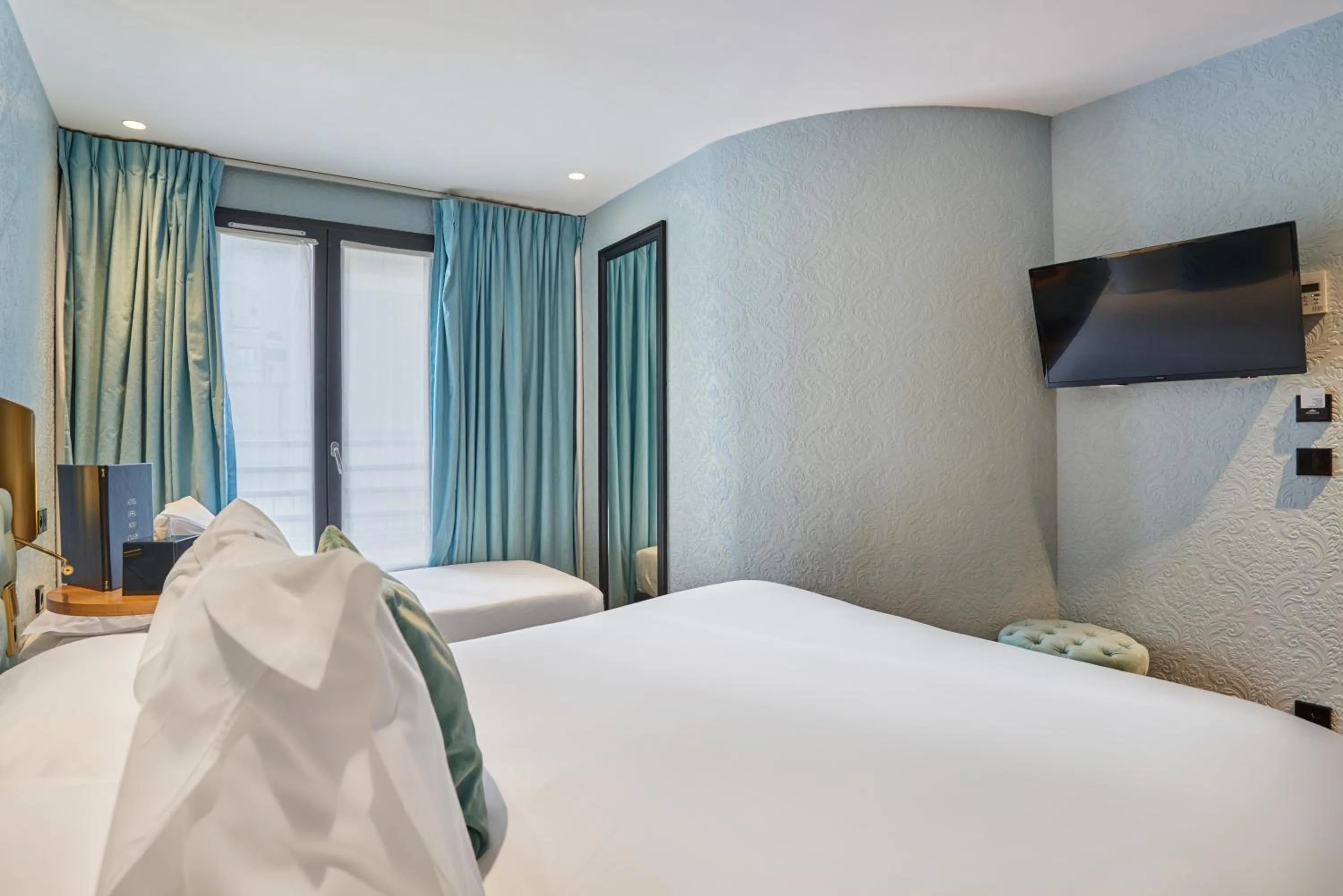 Bed in Hotel Eiffel Petit Louvre