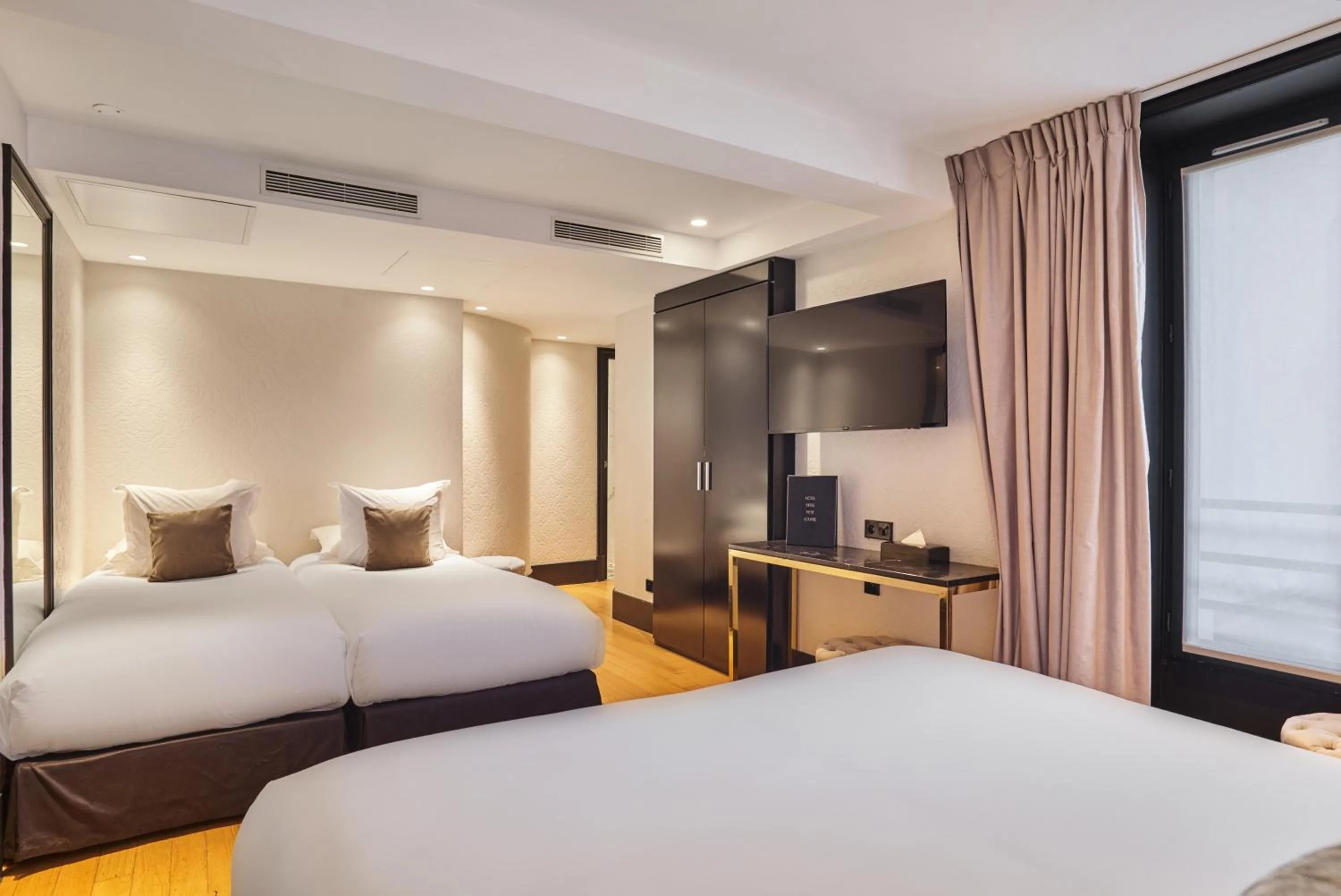 Bed in Hotel Eiffel Petit Louvre