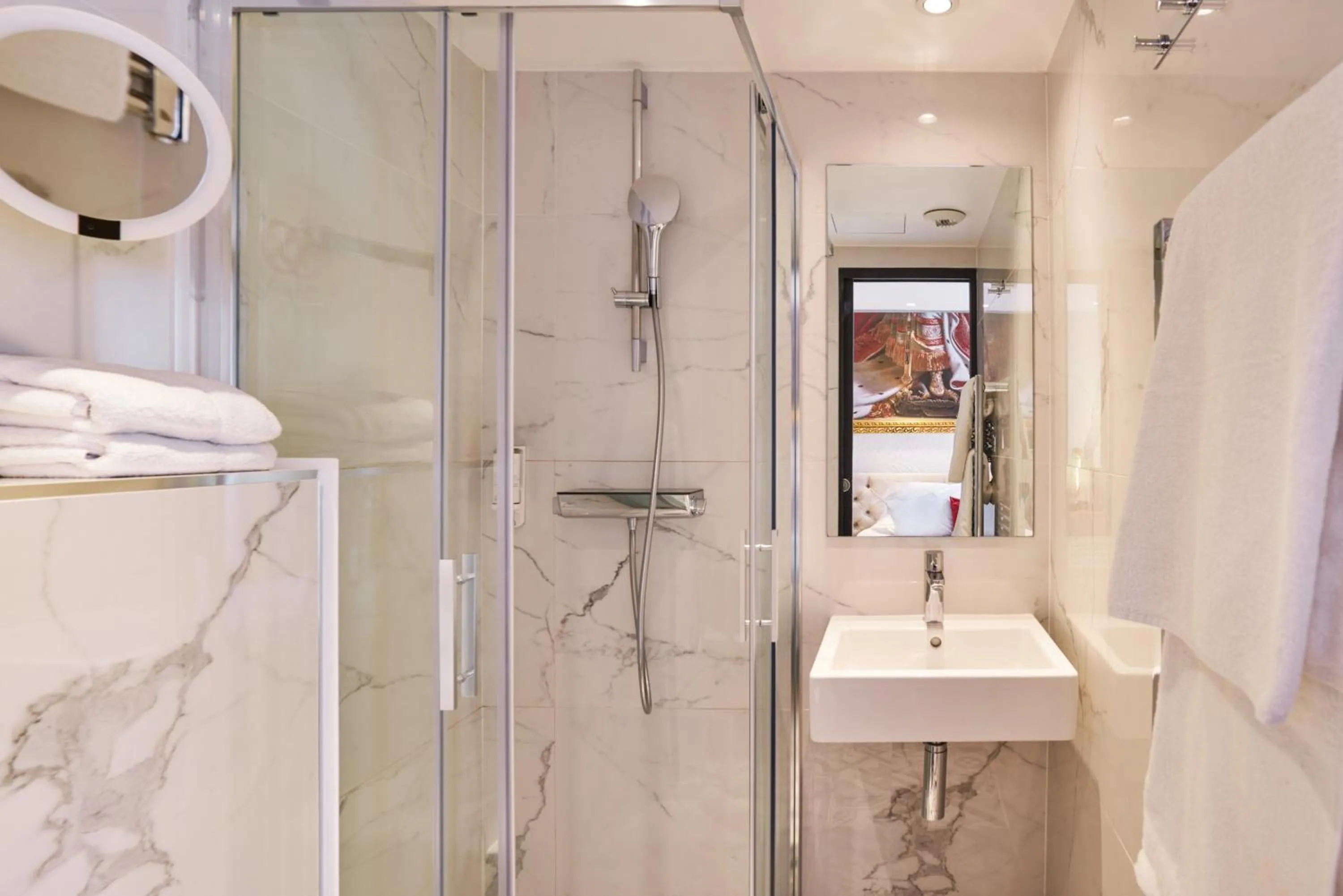 Bathroom in Hotel Eiffel Petit Louvre